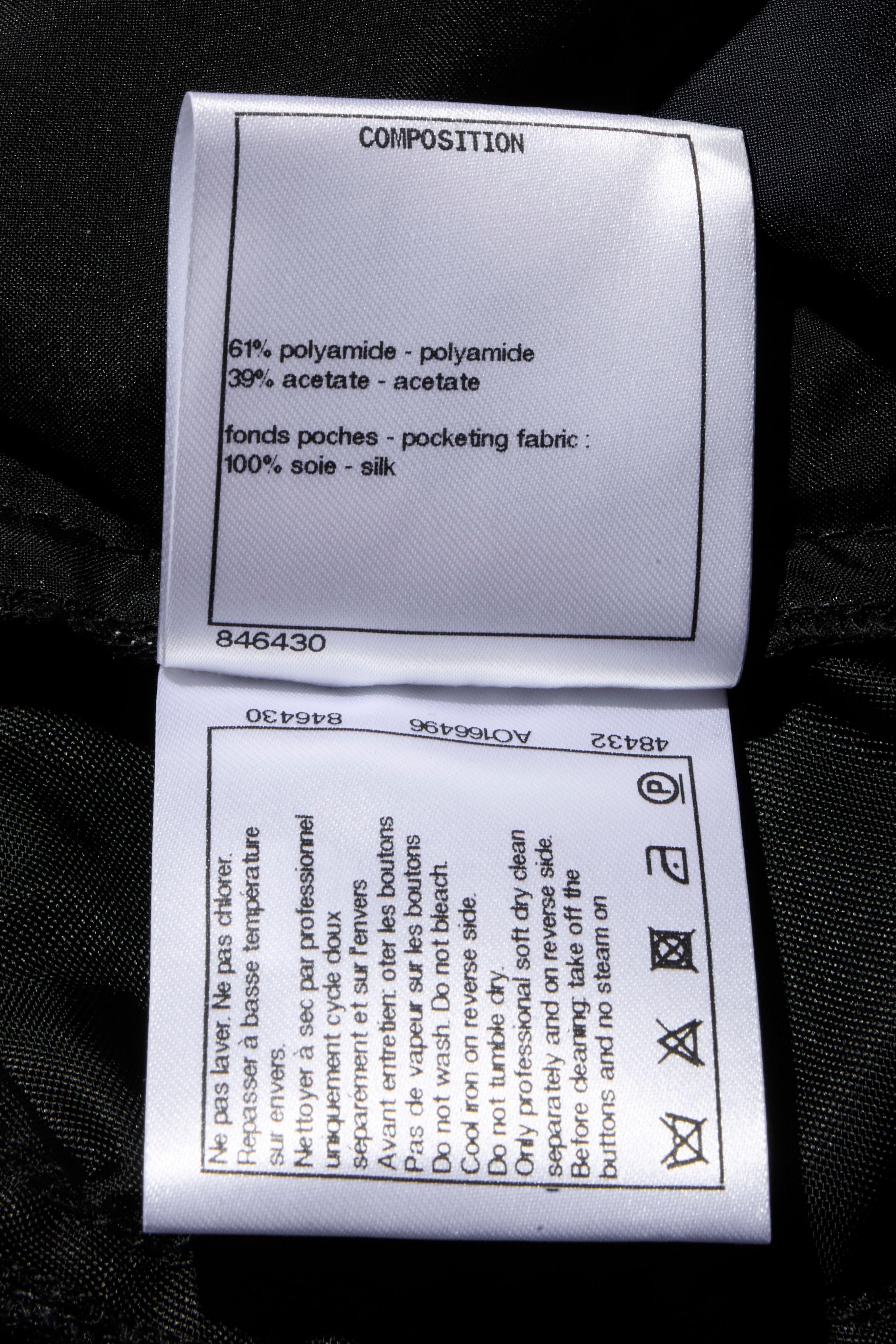Chanel Primavera/Verano 2021 Pantalones cortos acampanados de satén negro con botón n.º 5 FR 40 en venta 8