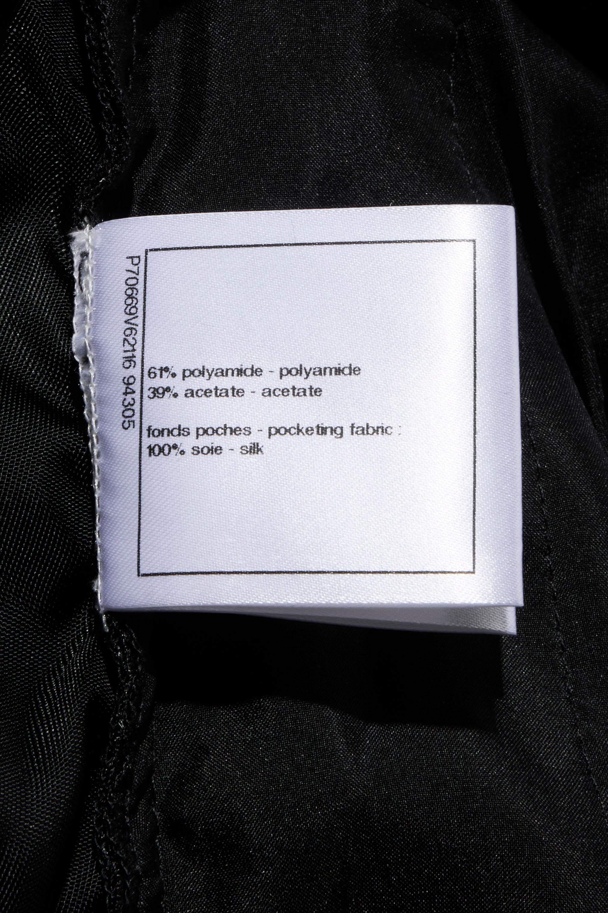 Chanel Primavera/Verano 2021 Pantalones cortos acampanados de satén negro con botón n.º 5 FR 40 en venta 9