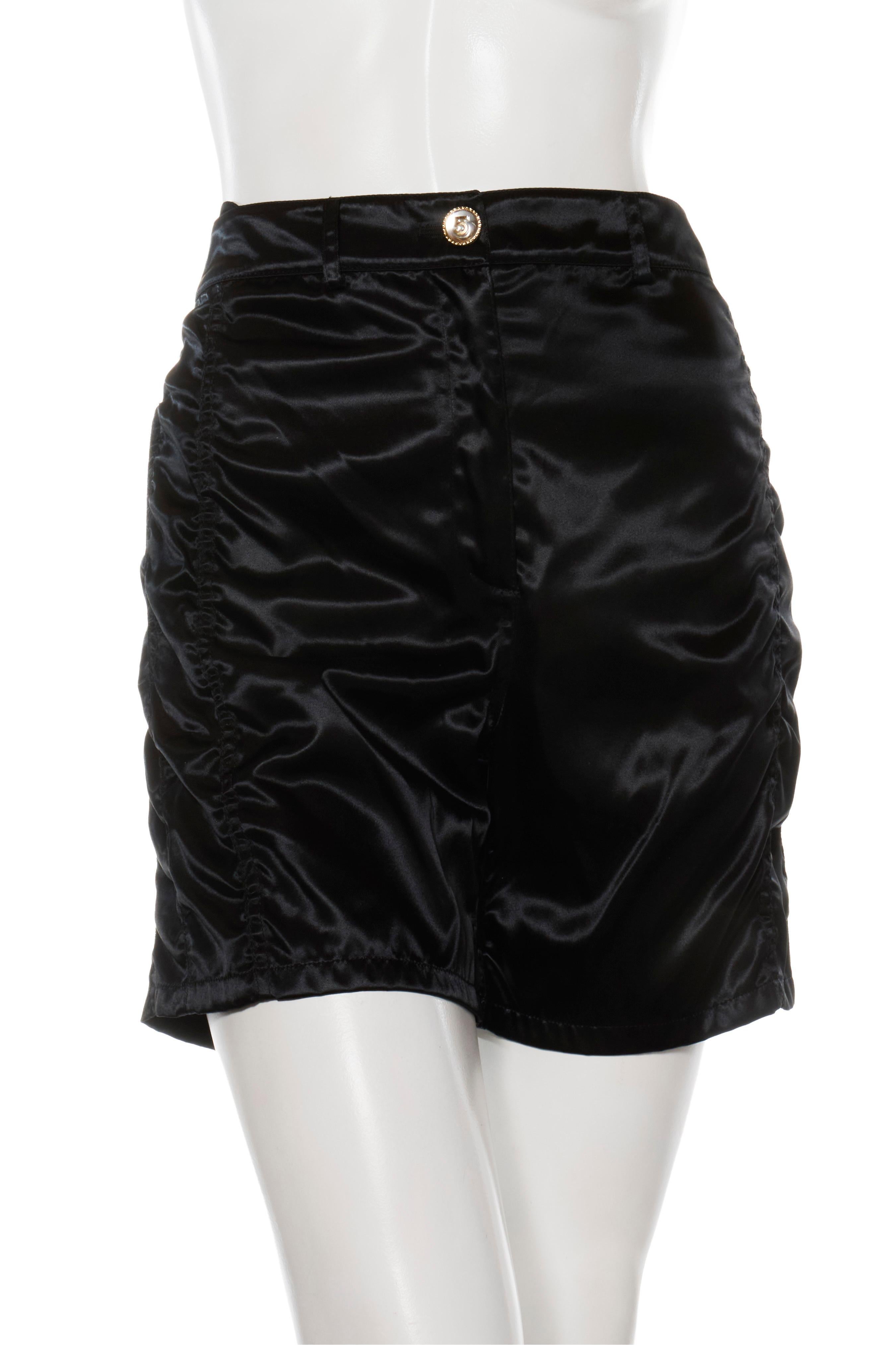 Chanel Primavera/Verano 2021 Pantalones cortos acampanados de satén negro con botón n.º 5 FR 40 en Bueno estado para la venta en Woodland Hills, CA