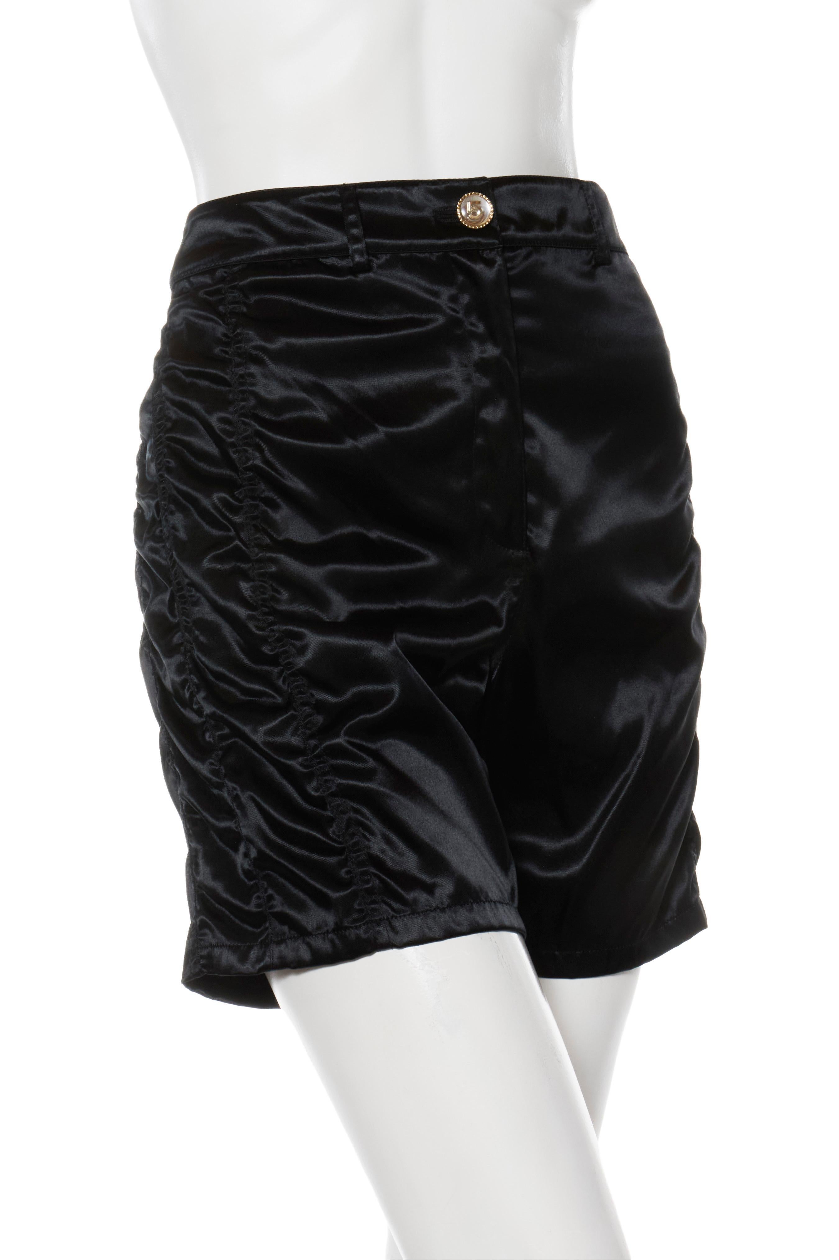 De las mujeres Chanel Primavera/Verano 2021 Pantalones cortos acampanados de satén negro con botón n.º 5 FR 40 en venta