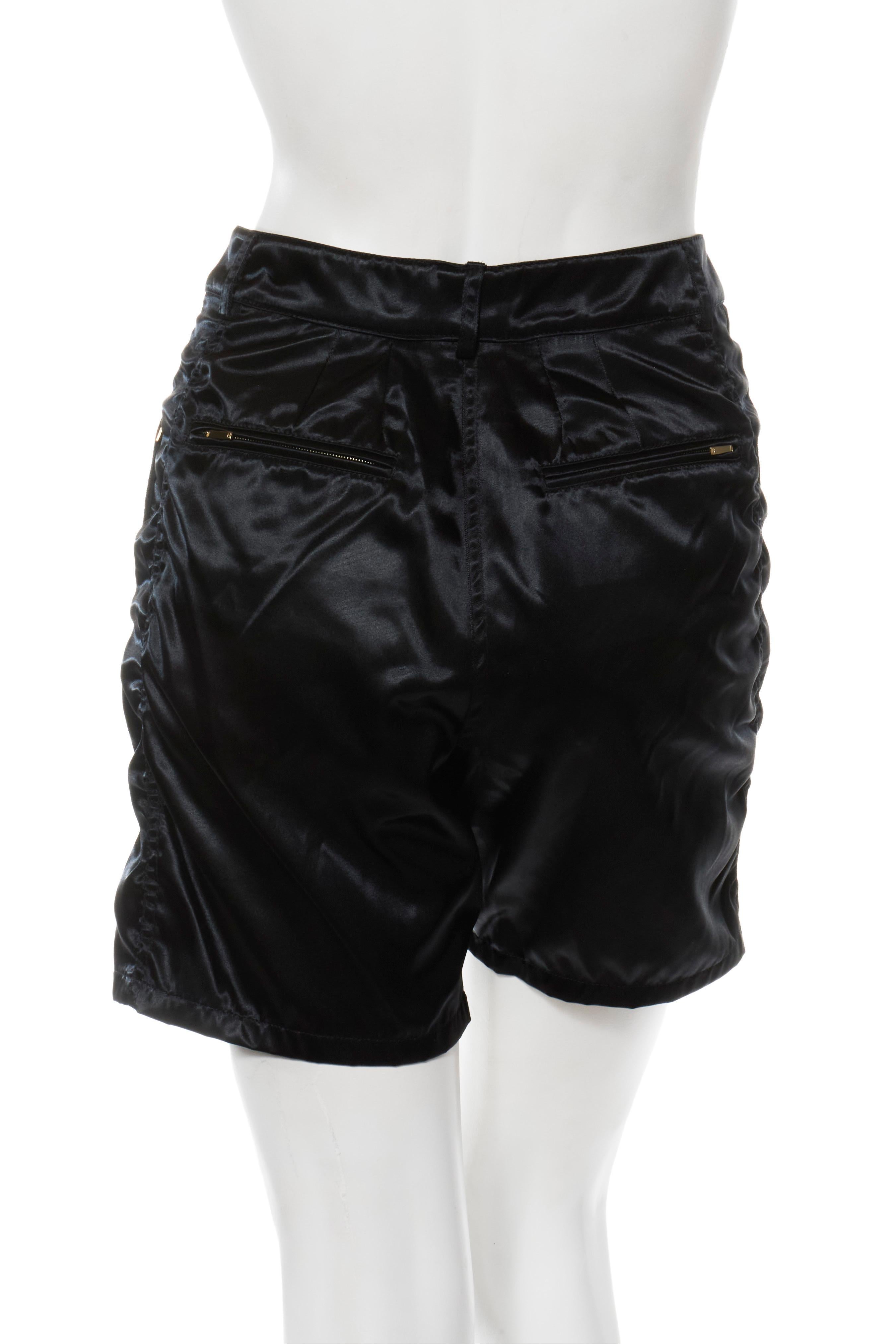 Chanel Primavera/Verano 2021 Pantalones cortos acampanados de satén negro con botón n.º 5 FR 40 en venta 2
