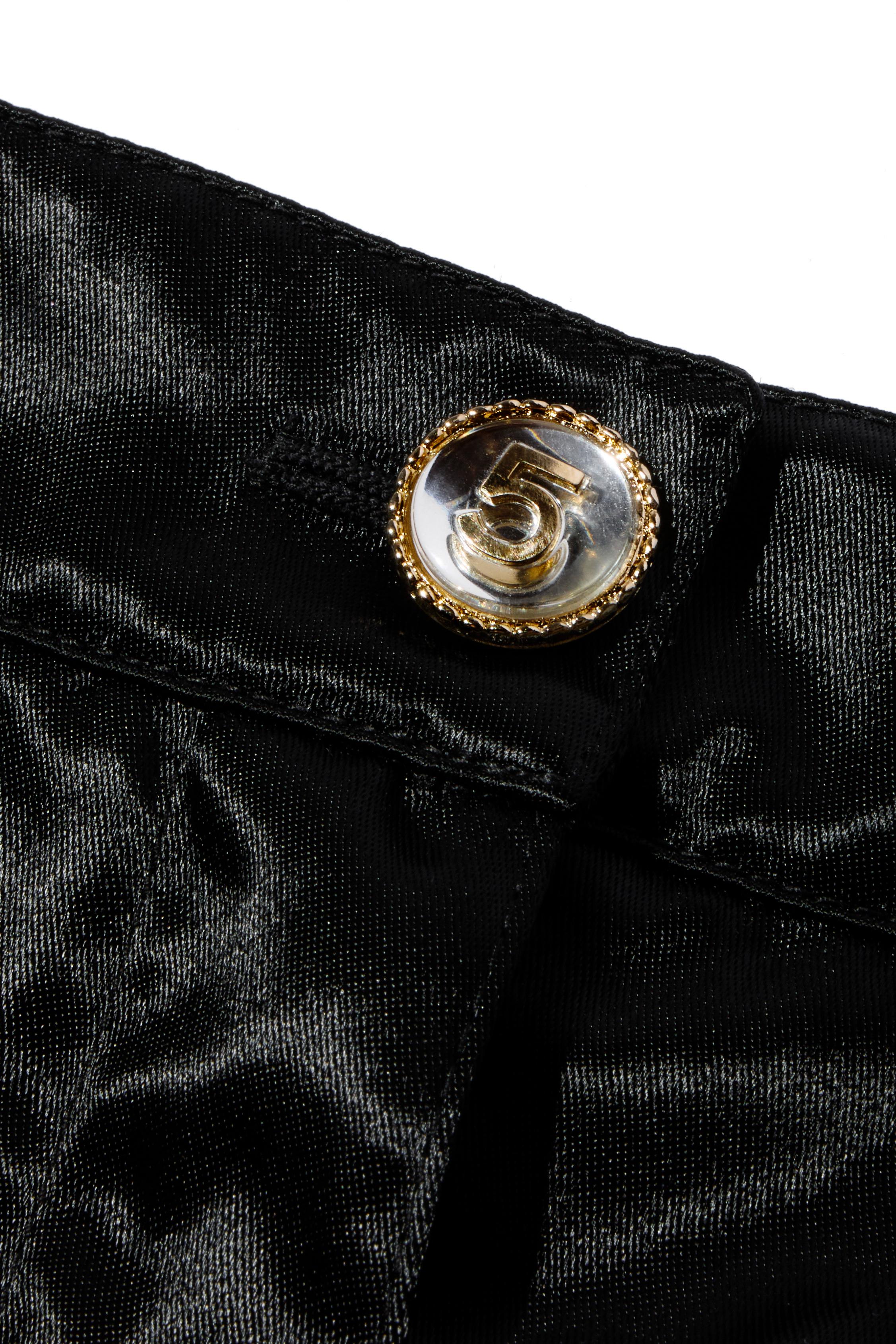 Chanel Primavera/Verano 2021 Pantalones cortos acampanados de satén negro con botón n.º 5 FR 40 en venta 4