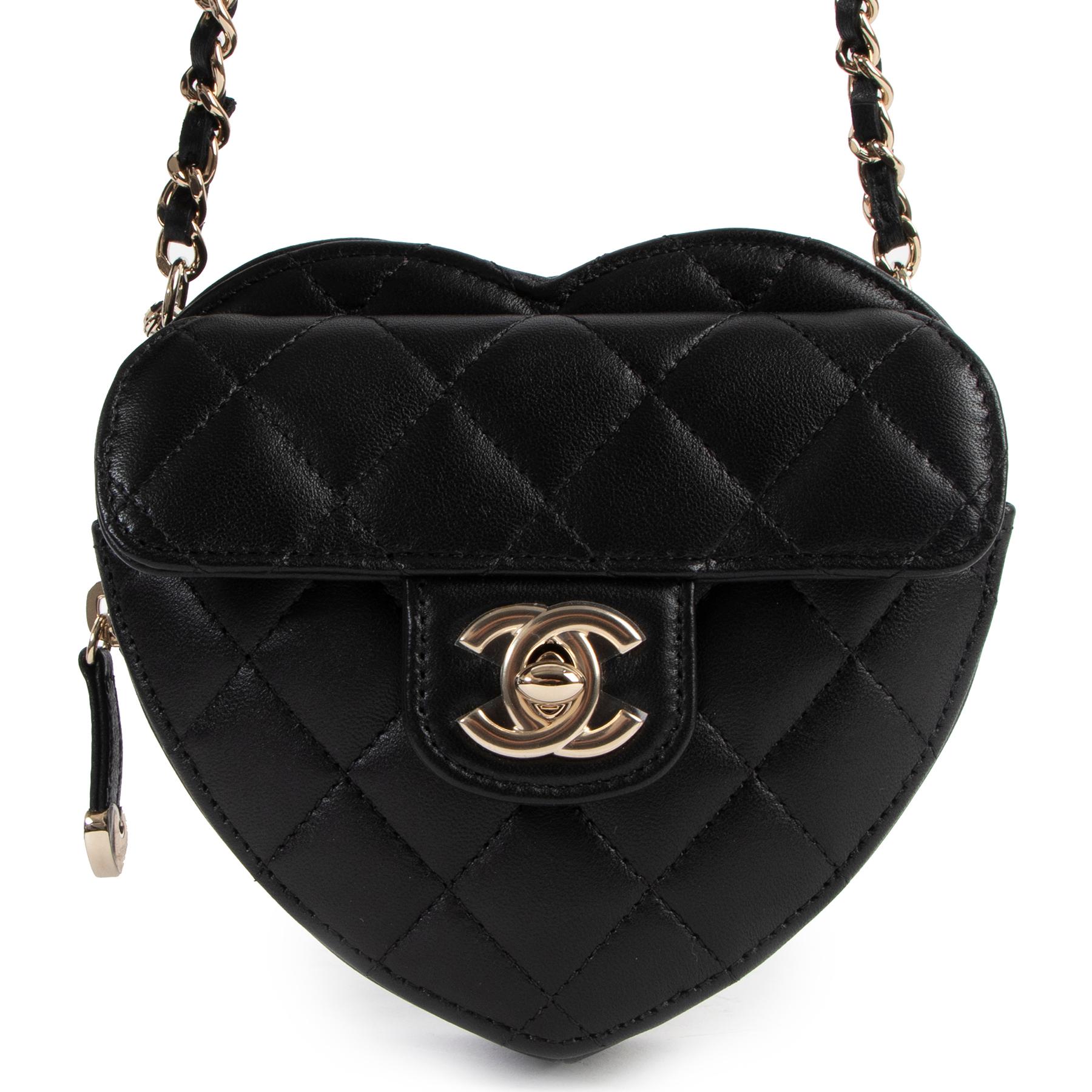 Chanel Spring/Summer 2022 Black Lambskin Heart Clutch With Chain In New Condition In Antwerp, BE
