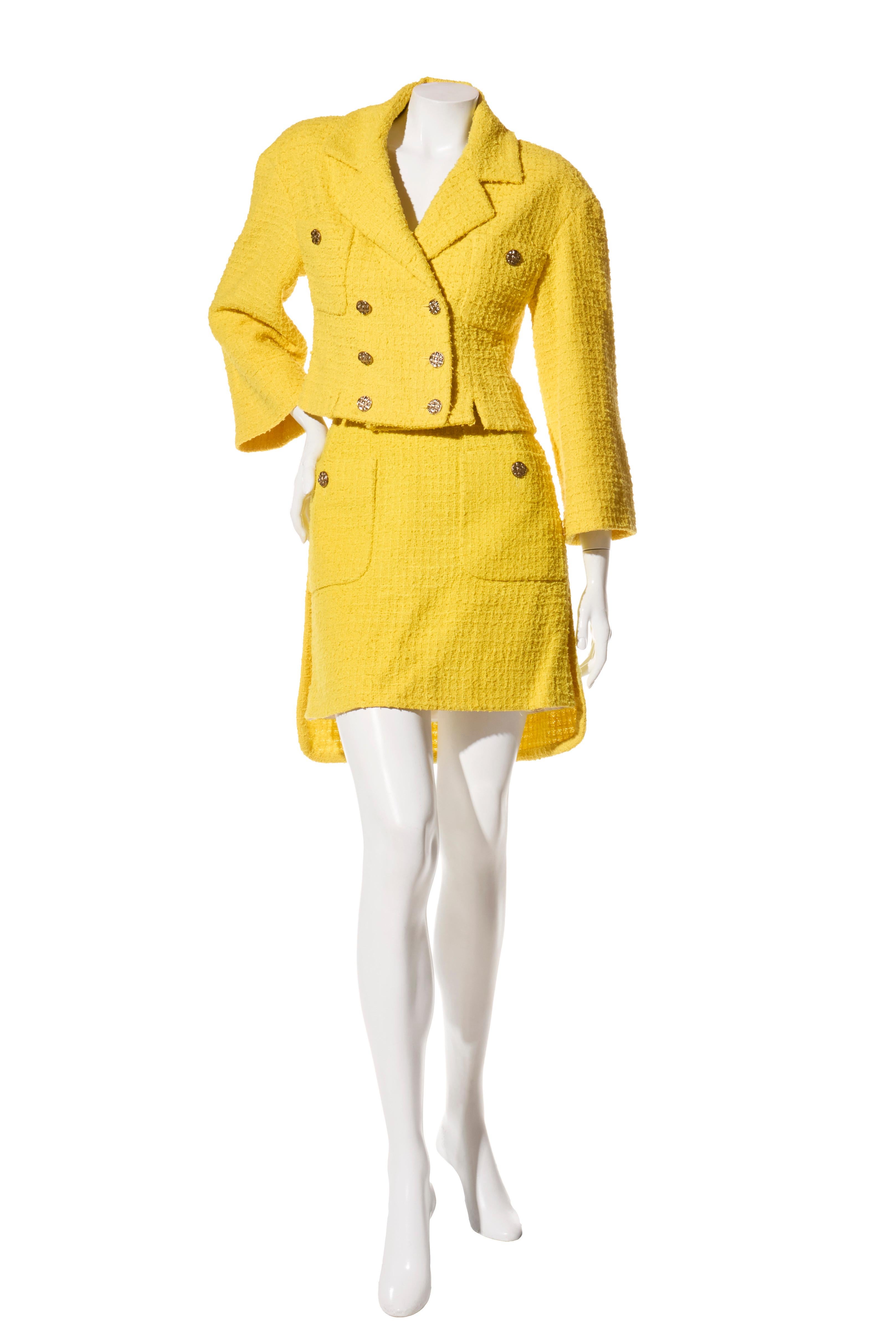 Chanel Printemps/Été 2022 Combinaison jupe en tweed jaune, FR 36

Description :
Issu de la collection printemps-été 2022 de Chanel, ce tailleur jupe en tweed d'un jaune radieux réinterprète le tailleur intemporel de la Maison dans une teinte moderne