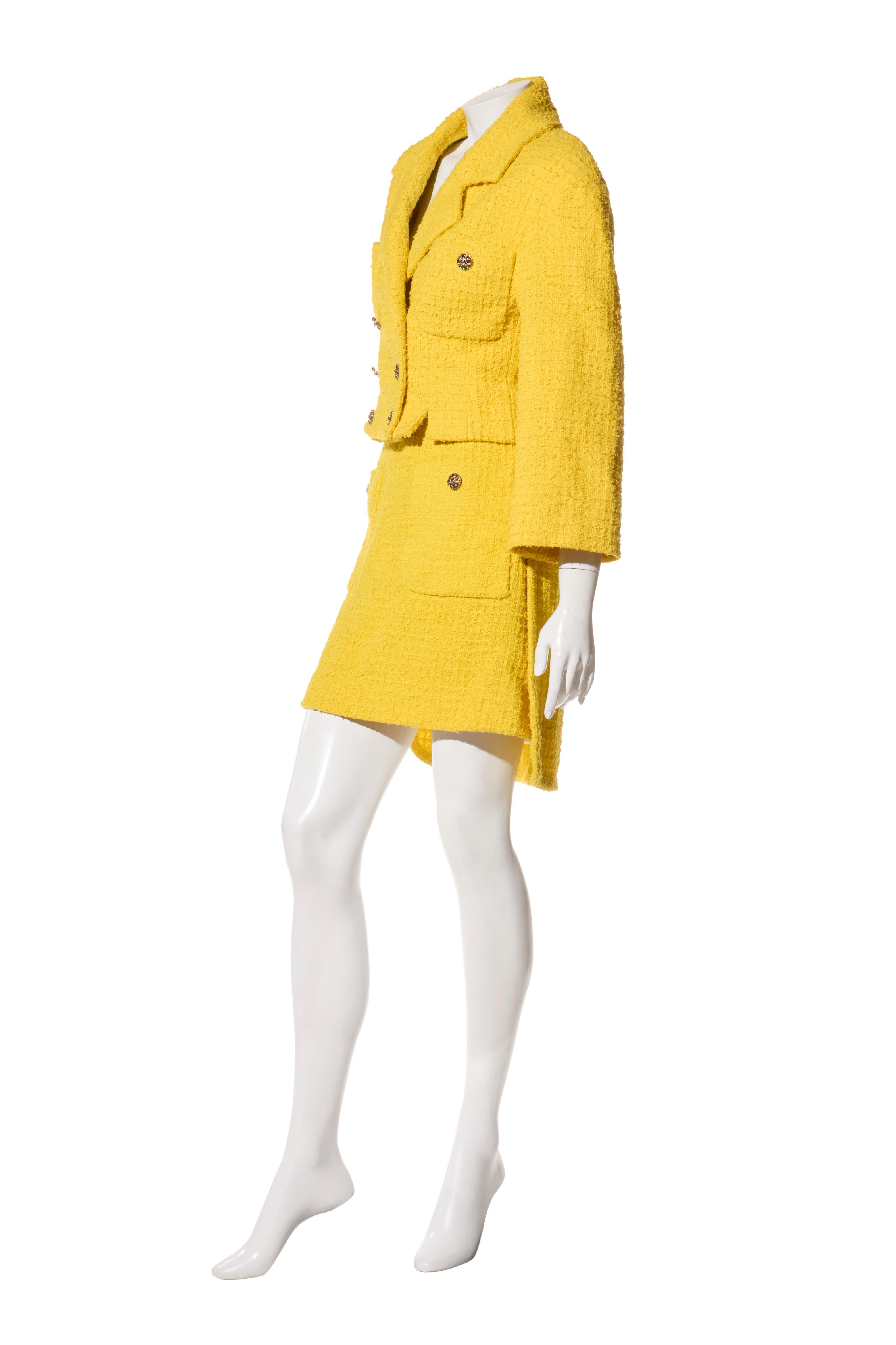 Chanel Printemps/Été 2022 Combinaison jupe en tweed jaune, FR 36 Bon état - En vente à Woodland Hills, CA