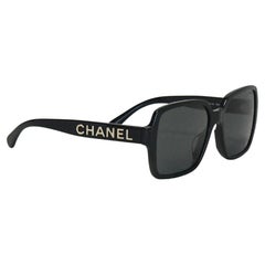 Occhiali da sole Chanel con montatura squadrata, nero
