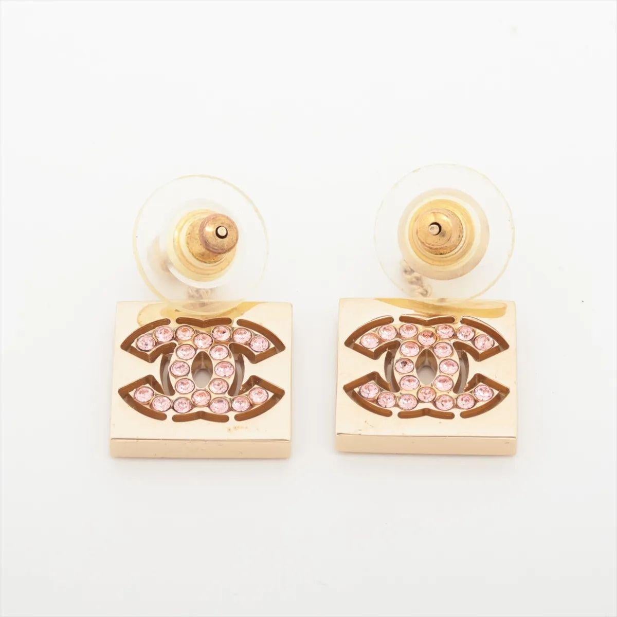 Chanel Square CC Logo Pink Rhinestone Dangle Earring Bon état - En vente à Humacao, PR