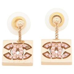 Orecchino Chanel quadrato con logo CC rosa e strass