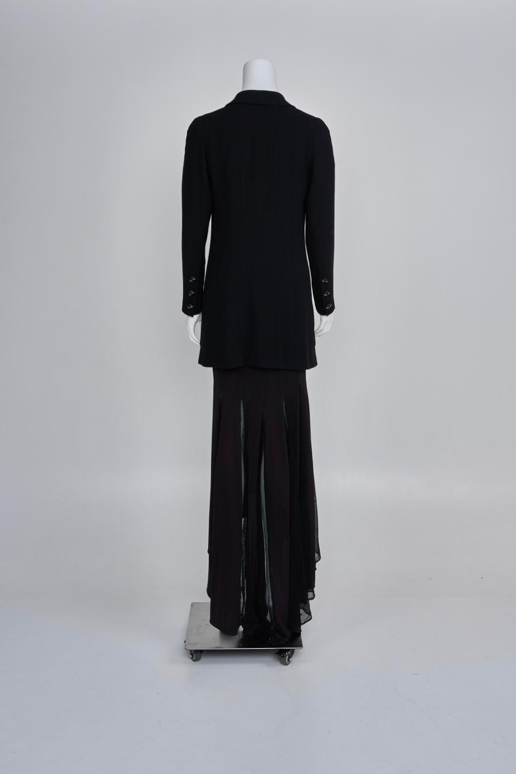 Este raro conjunto de Alta Costura Chanel de la Primavera/Verano de 1993, diseñado por Karl Lagerfeld, ejemplifica la maestría de la casa en materia de contrastes: combinar la sensualidad fluida con la precisión de la sastrería. El look incluye un
