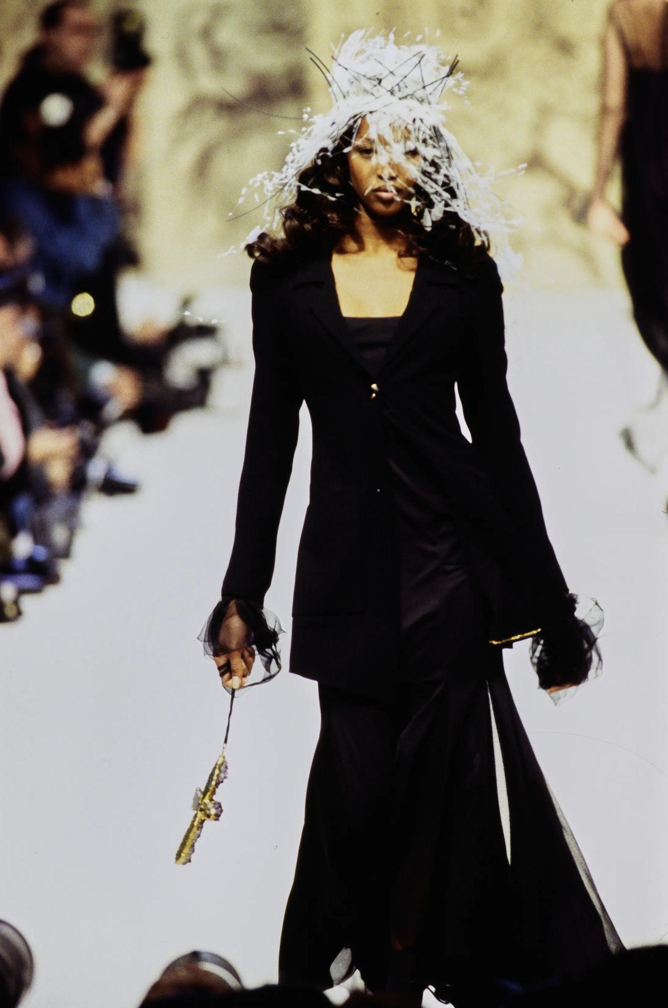 Chanel SS 1993 Alta Costura Vestido negro de corte al bies de punto de seda con abrigo de crepé de lana en venta 4