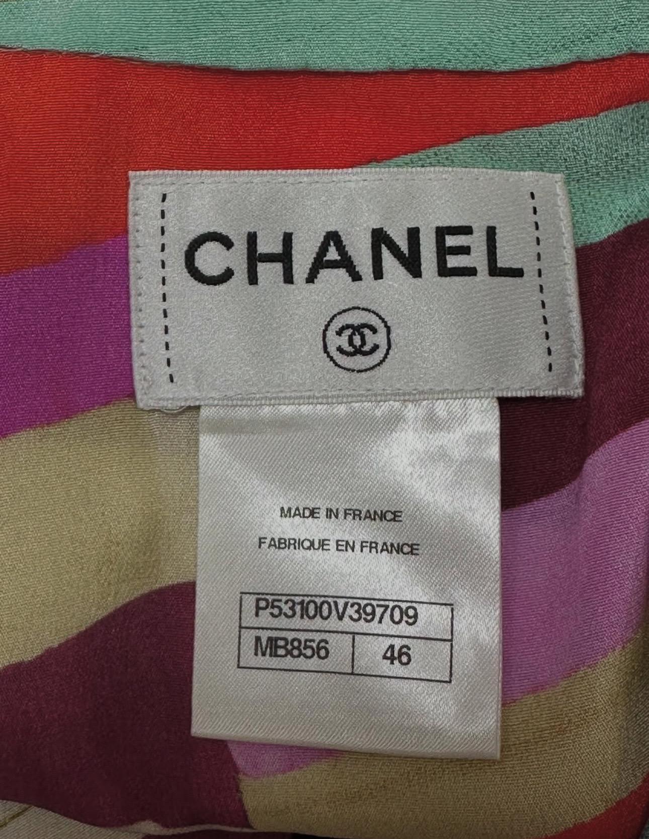 Élégante robe longue en soie multicolore à motif abstrait issue de la Collectional printemps/été 2016. Cette superbe robe présente un imprimé abstrait vibrant et accrocheur sur un tissu de soie luxueux. Parfaite pour les occasions chaudes, cette