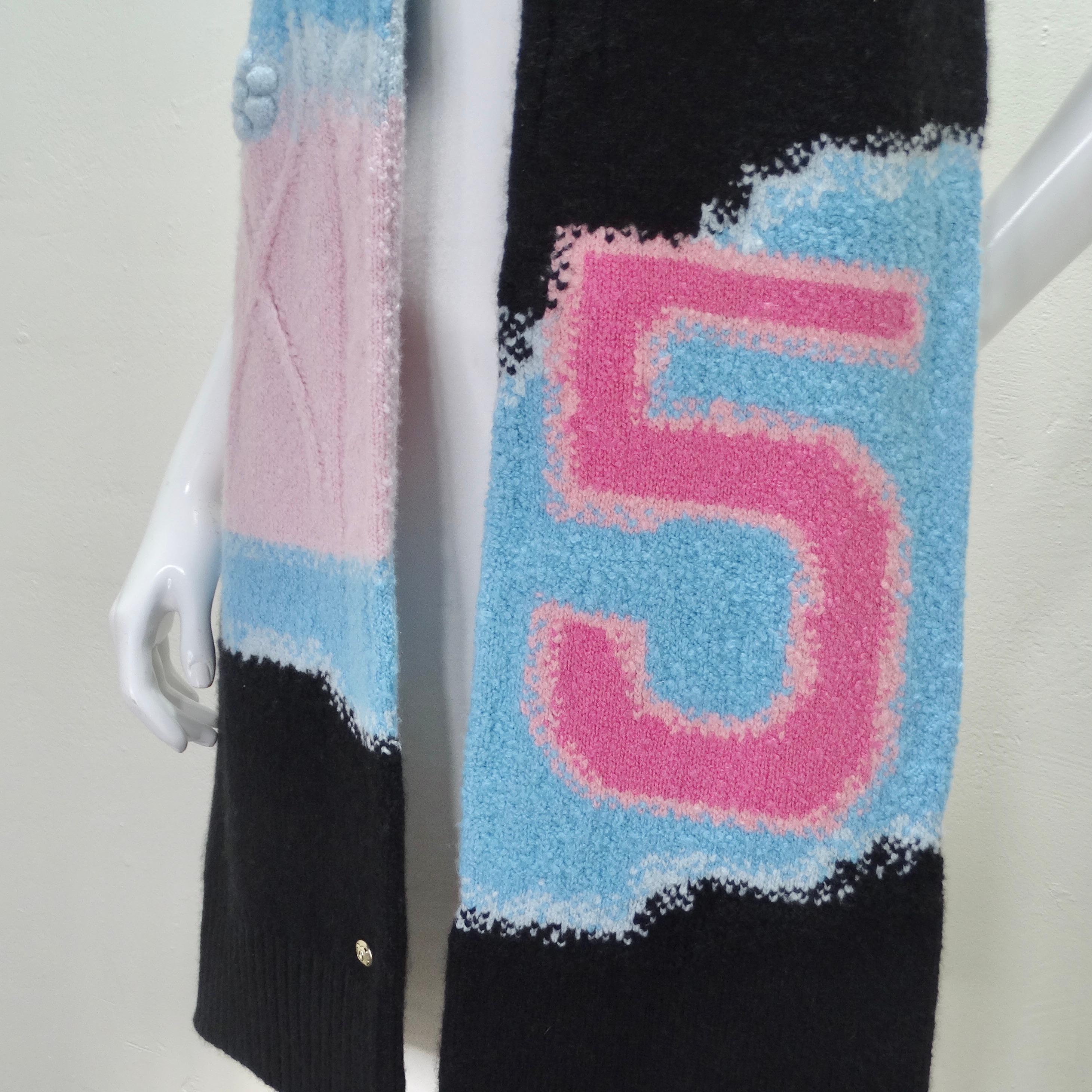 
Voici l'écharpe en tricot de cachemire Chanel SS 2023 No 5, un chef-d'œuvre luxueux qui allie chaleur et style dans un mélange exquis d'artisanat et de design. Confectionnée en cachemire super épais et somptueux, cette écharpe offre un maximum de