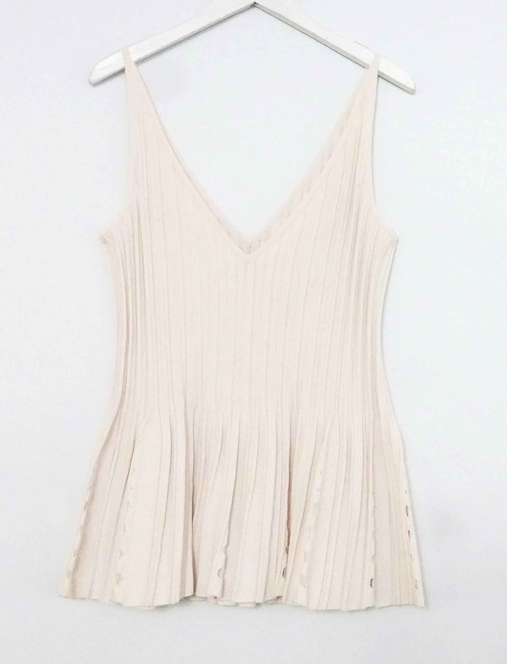 Delicioso top de punto superfemenino de la colección Chanel Primavera 2012. Sin usar. 

Está confeccionado en una mezcla de algodón plisado en acordeón rosa pálido de peso medio, con godets de punto más fino con agujeros desgastados en la parte