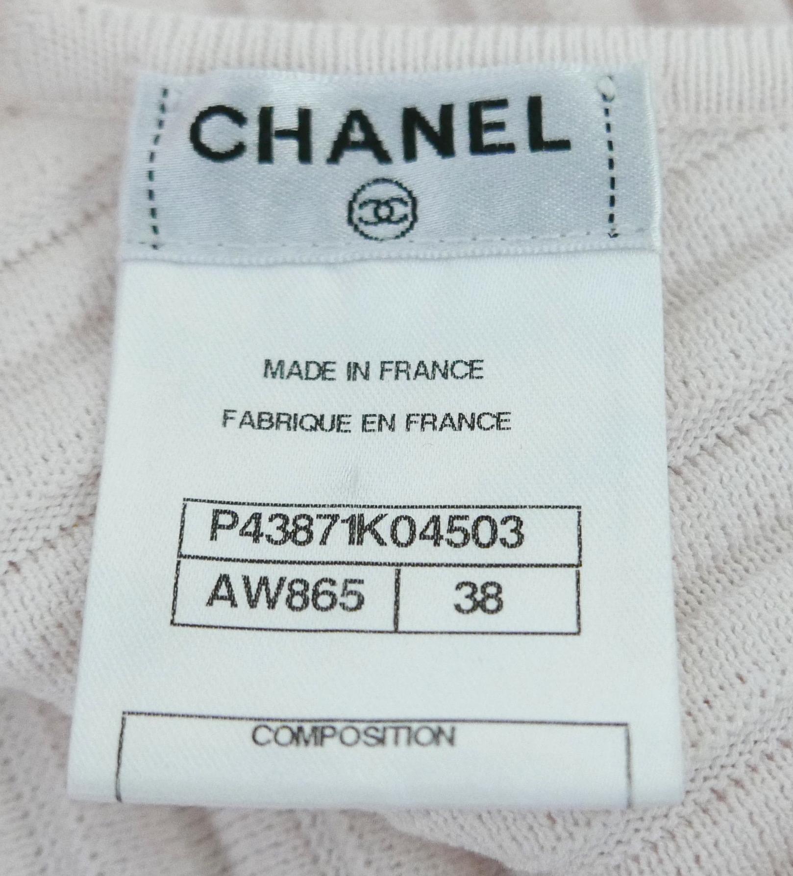 Chanel SS12 Top acampanado de punto rosa pálido con botones de perlas en venta 1