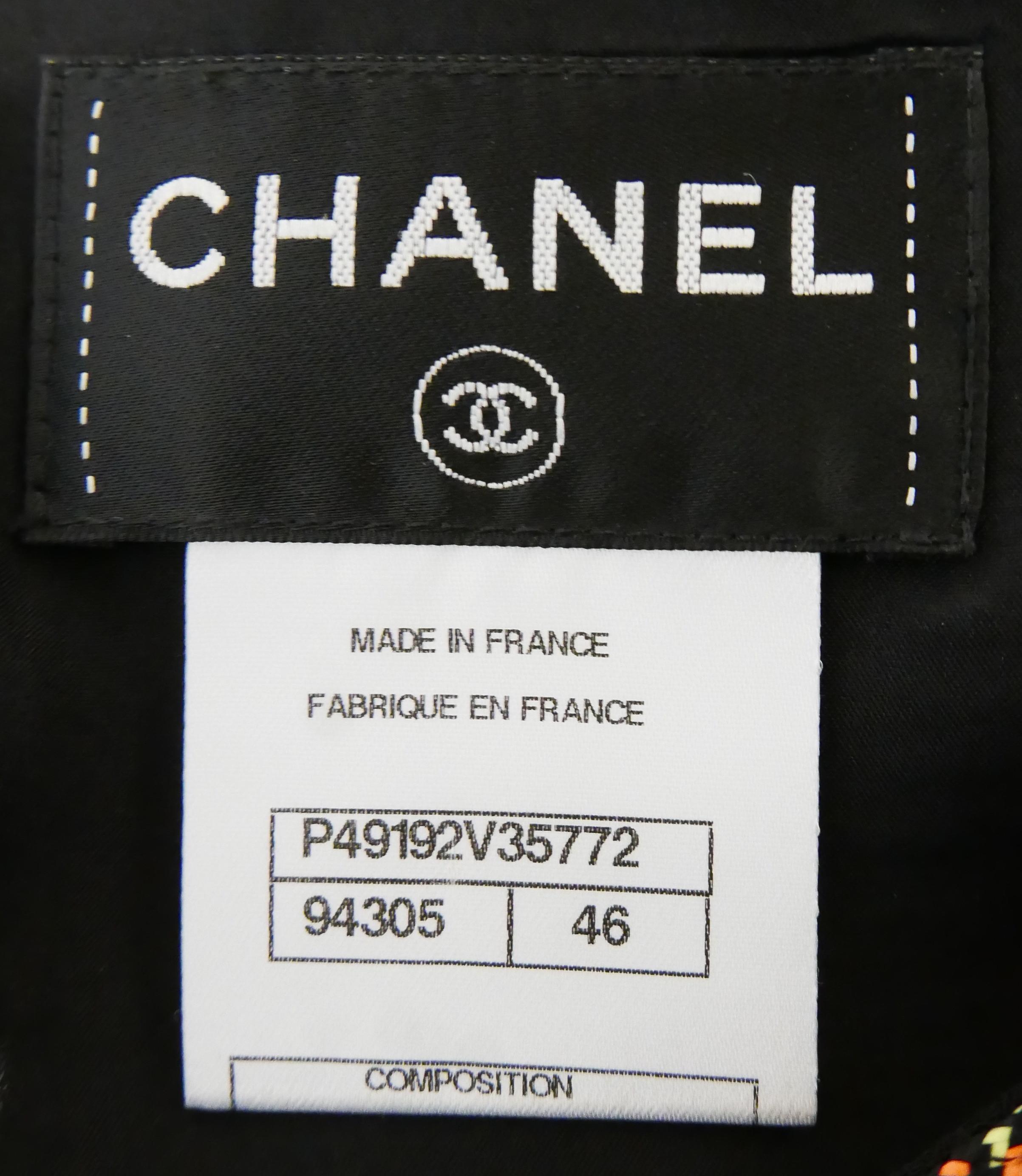 Fabuleuse robe Chanel SS14 non portée dans une taille plus grande rare. 

Acheté pour 3500 livres sterling, il n'a jamais été porté. 

Fabriqué en crêpe de polyester noir de poids moyen avec des bordures en corde de tweed néon. Il présente une coupe