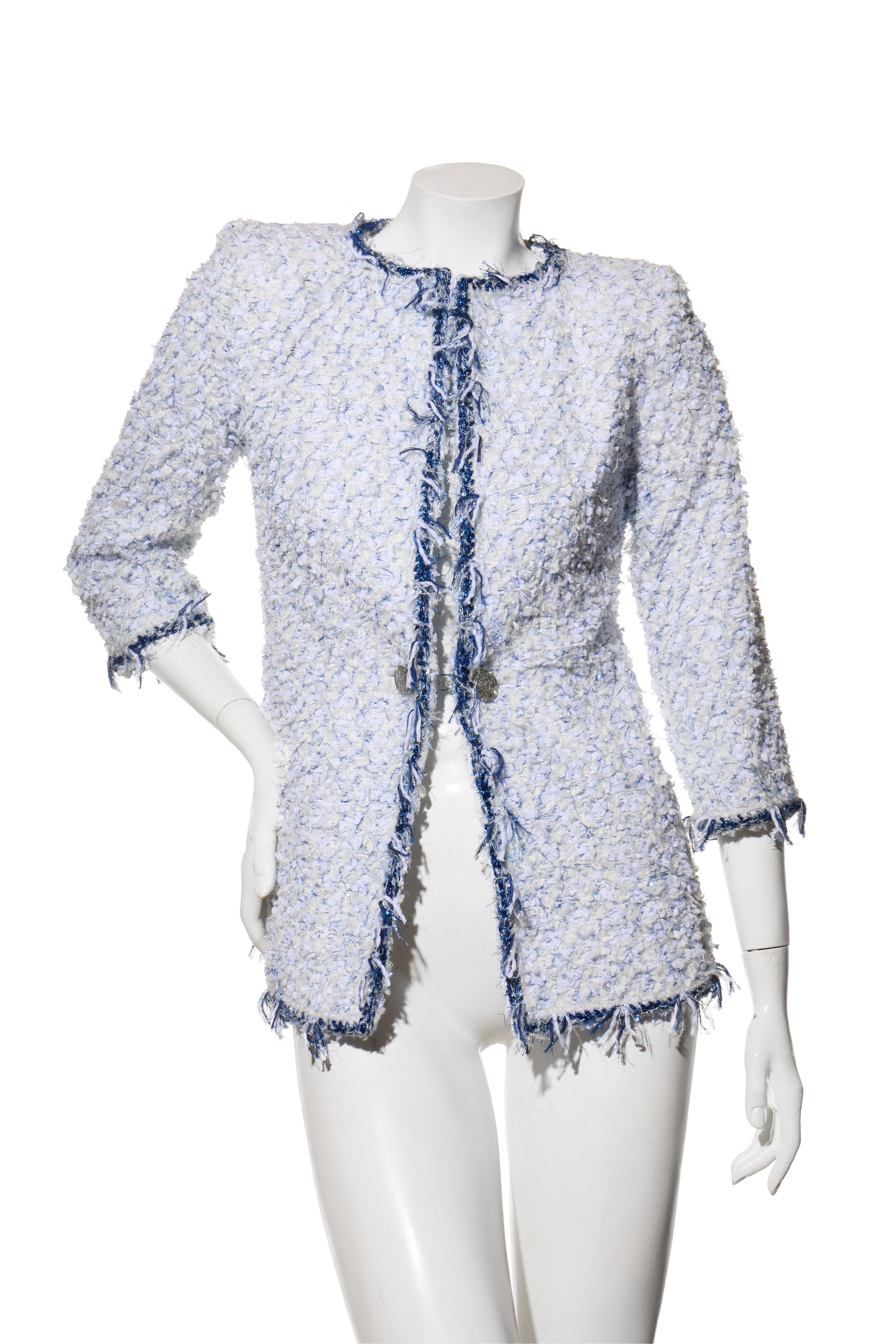 Chanel Primavera/Verano 2018 Chaqueta de tweed azul claro FR 38

Descripción:
Una exquisita chaqueta de tweed Chanel Primavera/Verano 2018 documentada, confeccionada en Francia, que muestra la icónica artesanía de la maison. Tejido en azul claro y