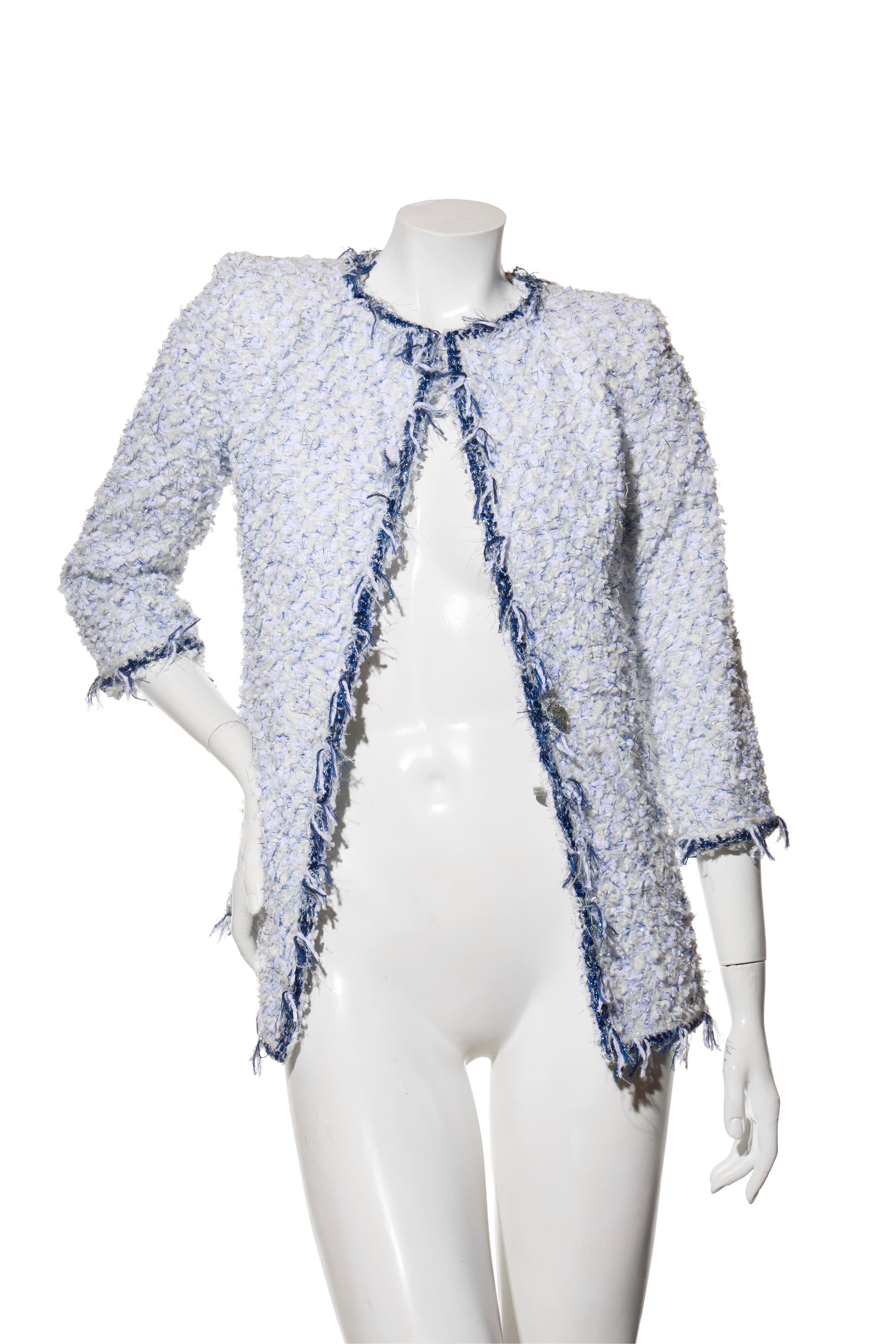 Chanel SS18 Chaqueta de tweed fantasía azul claro FR 38 Documentado en Excelente estado para la venta en Woodland Hills, CA