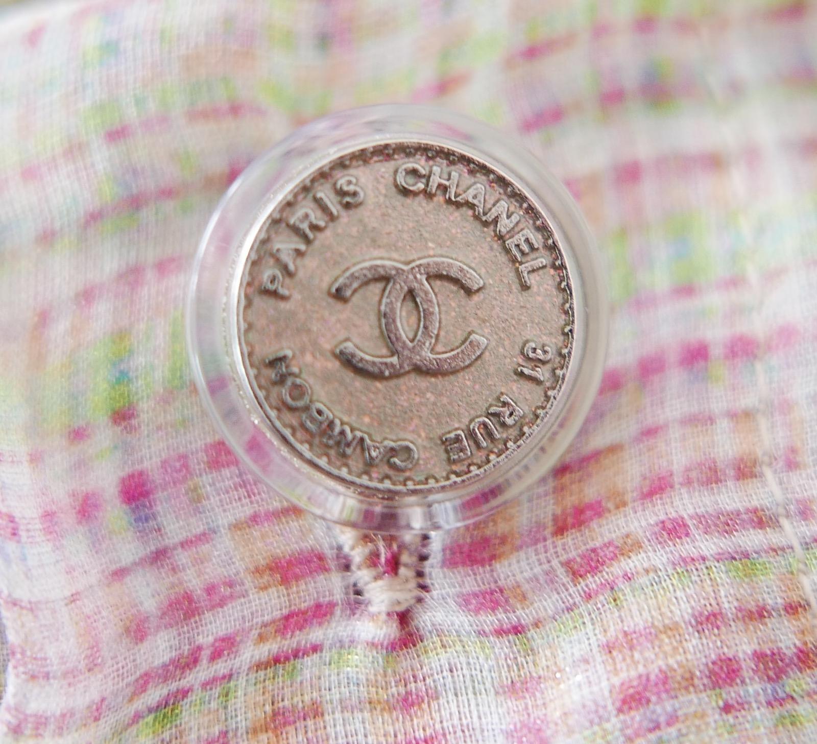 Superbe blouse Chanel issue de la Collectional printemps 2018. Acheté pour £2250. Neuf avec étiquette/échantillon de tissu/boutons de rechange. J'ai aussi la jupe assortie. Réalisé en soie à carreaux pastel et en polyamide, il présente un éclat