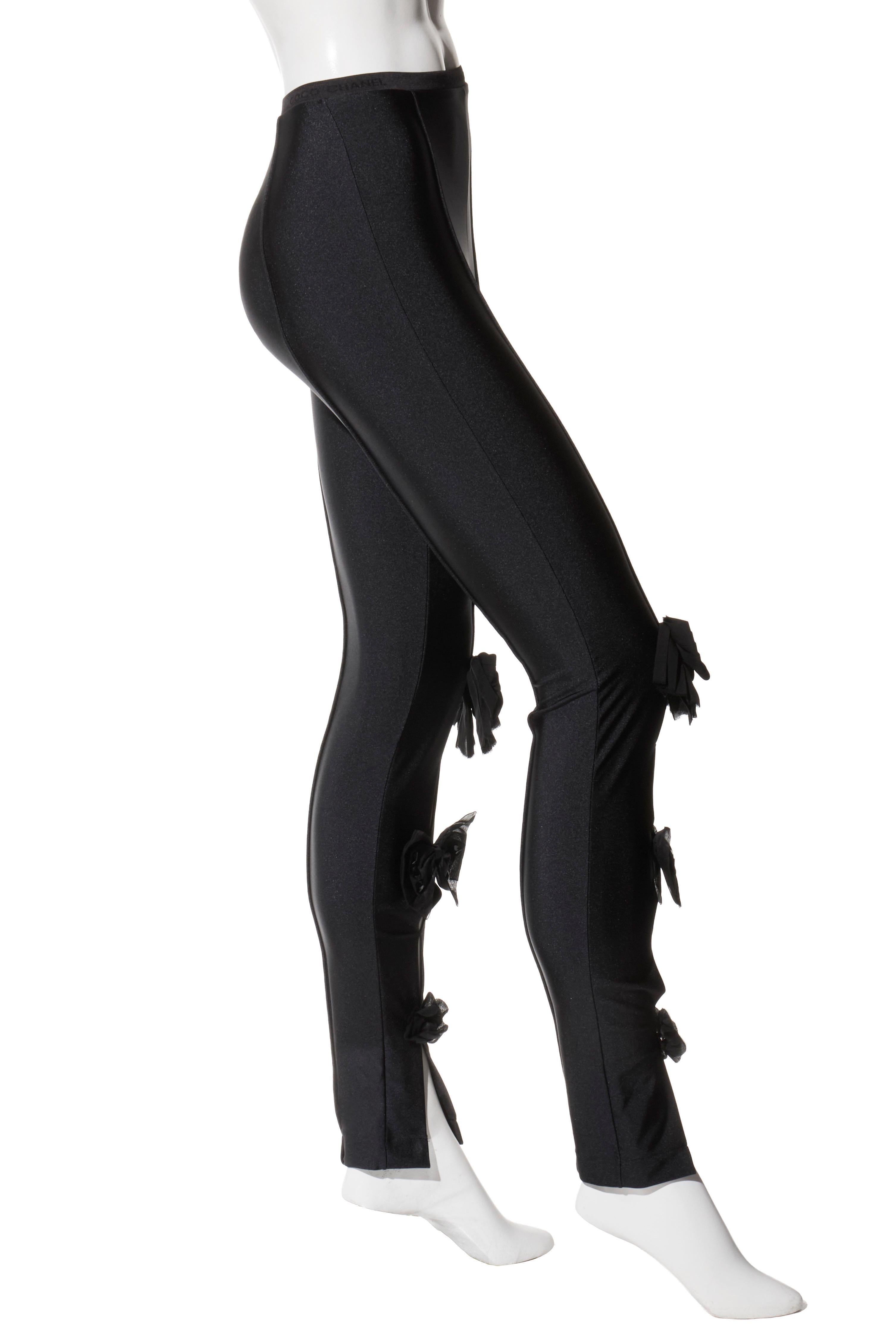 Chanel SS19 Leggings con fiocco e camelia in raso nero - P70726V14570, FR 36

Descrizione:
Un raro pezzo da collezione dalla passerella primavera/estate 2019 di Chanel. Questi leggings neri in raso elasticizzato presentano dettagli di livello