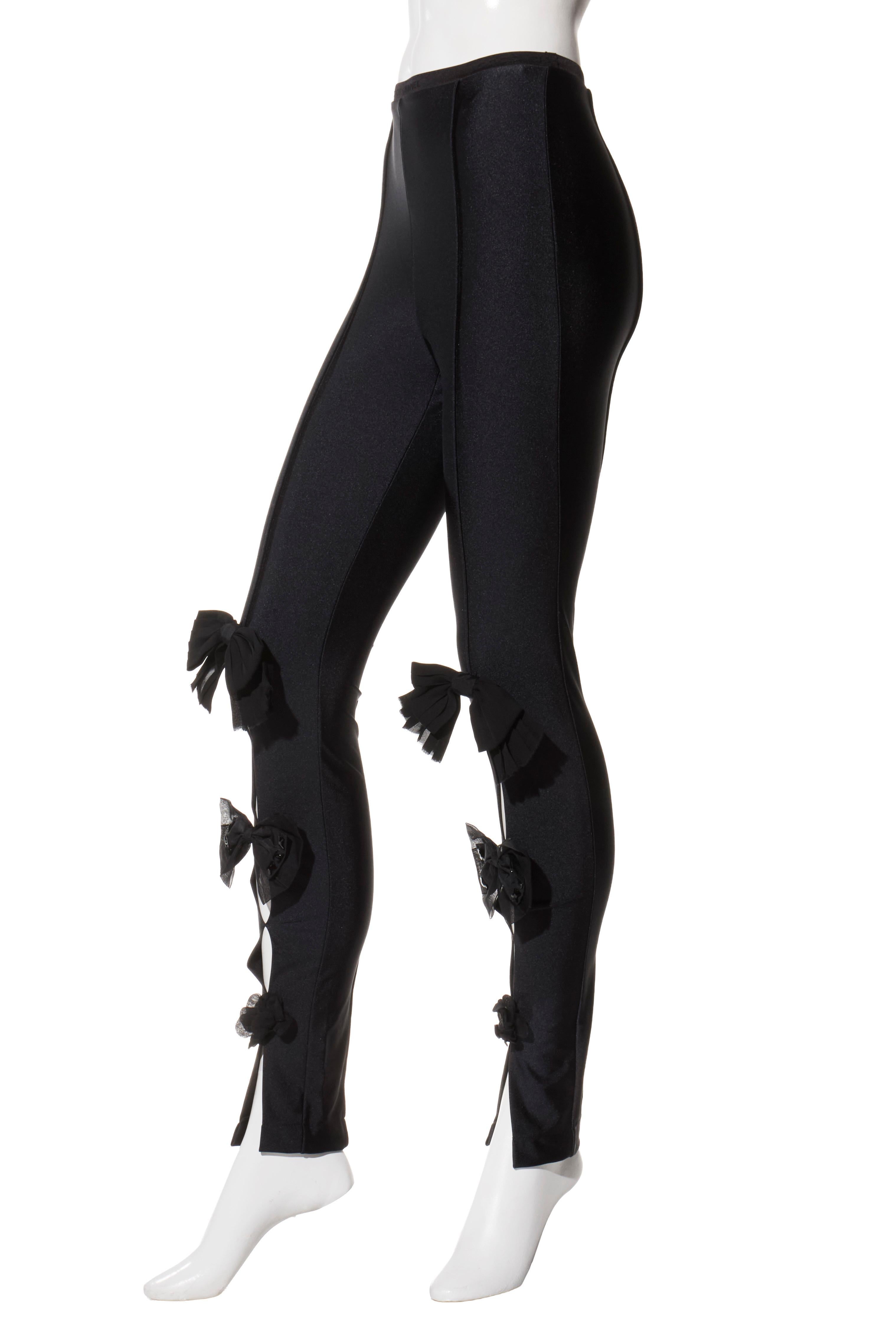 Nero Leggings Chanel SS19 con fiocco e camelia in raso nero - Passerella  Taglia FR 36 in vendita