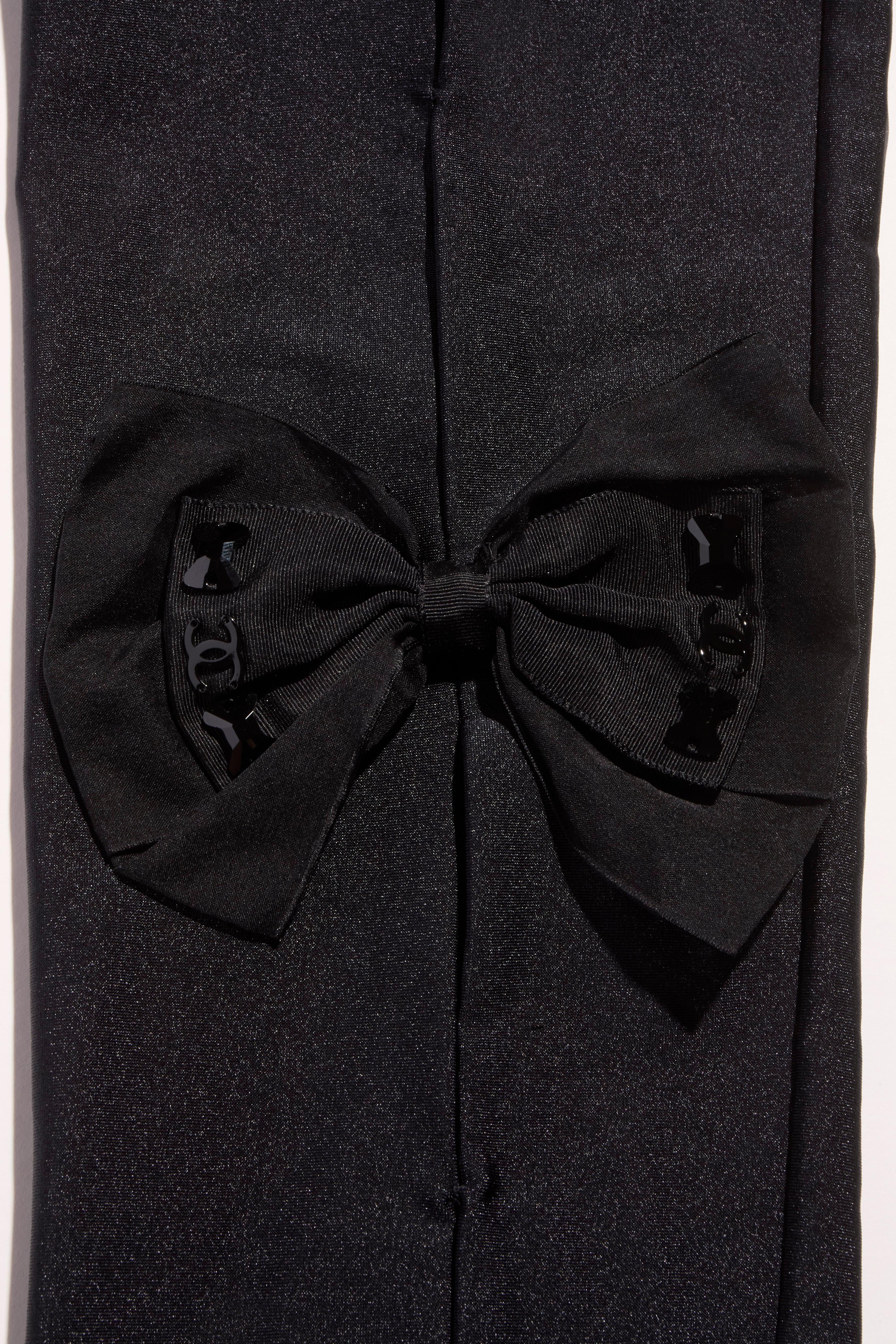 Leggings Chanel SS19 con fiocco e camelia in raso nero - Passerella  Taglia FR 36 in vendita 2