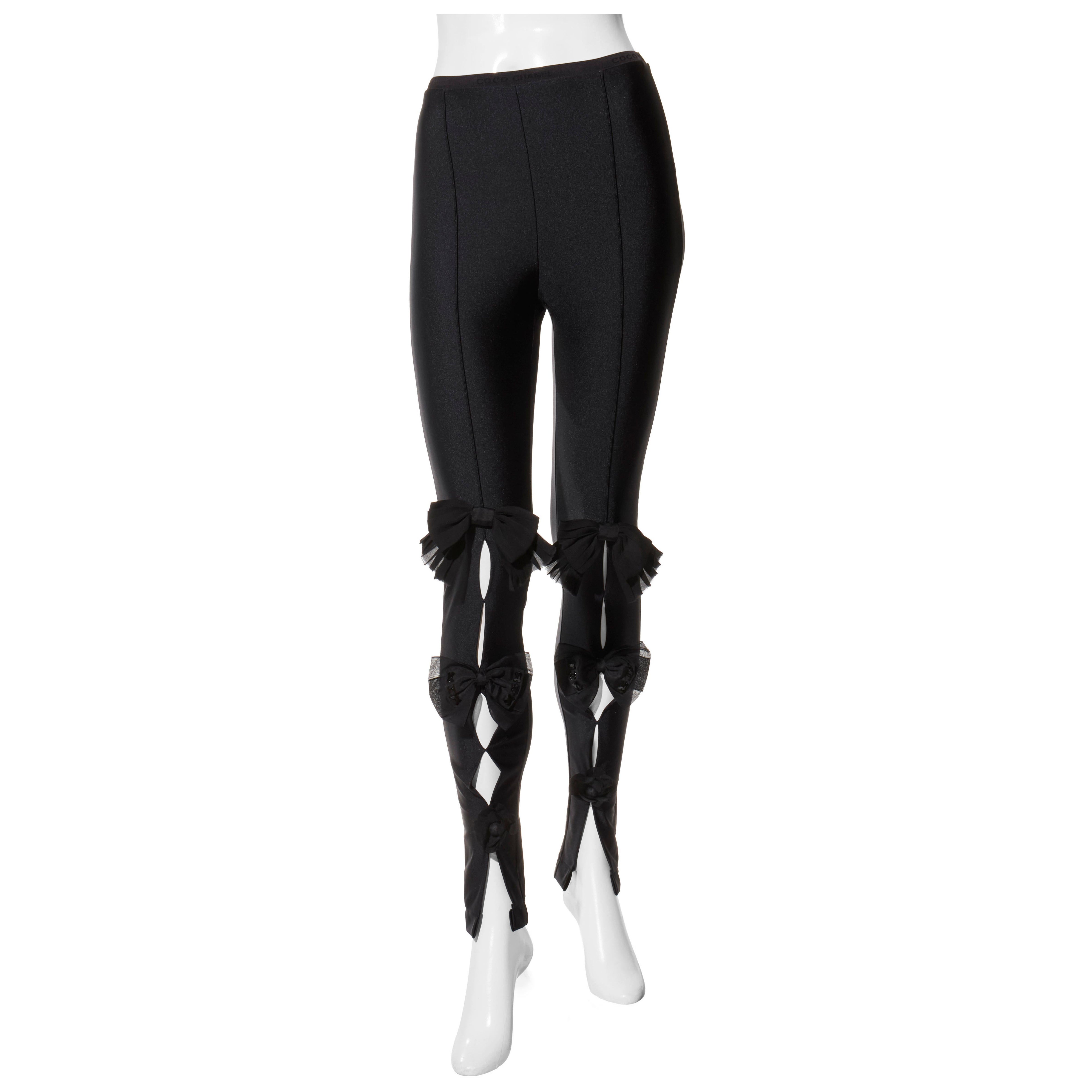Leggings Chanel SS19 con fiocco e camelia in raso nero - Passerella  Taglia FR 36 in vendita