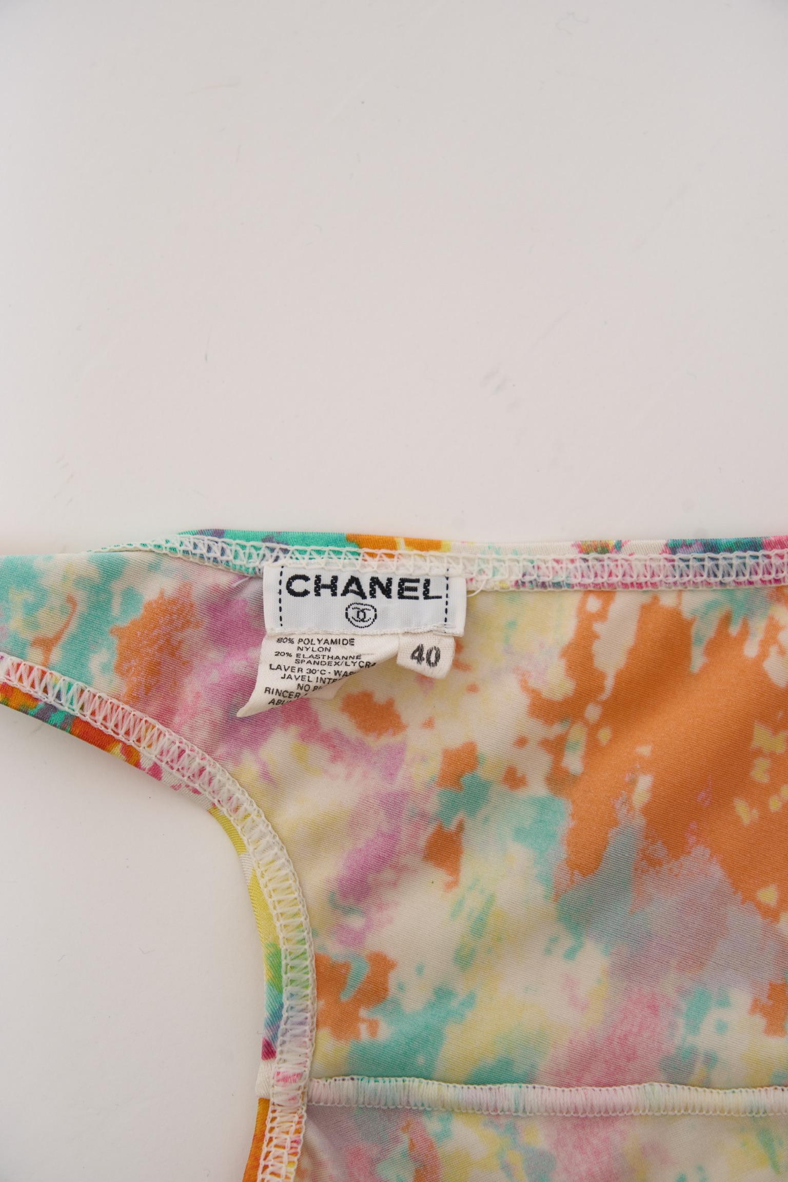 


1991 s/s Chanel water color jumpsuit as seen on Linda Evangelista by Karl Lagerfeld featuring the ICONIC Chanel Spring Summer 1991 shot at his Villa La Vigie in Monaco. 

Size tag: 40

Material: 80% polyamide nylon 20% elasthanne spandex/lycra