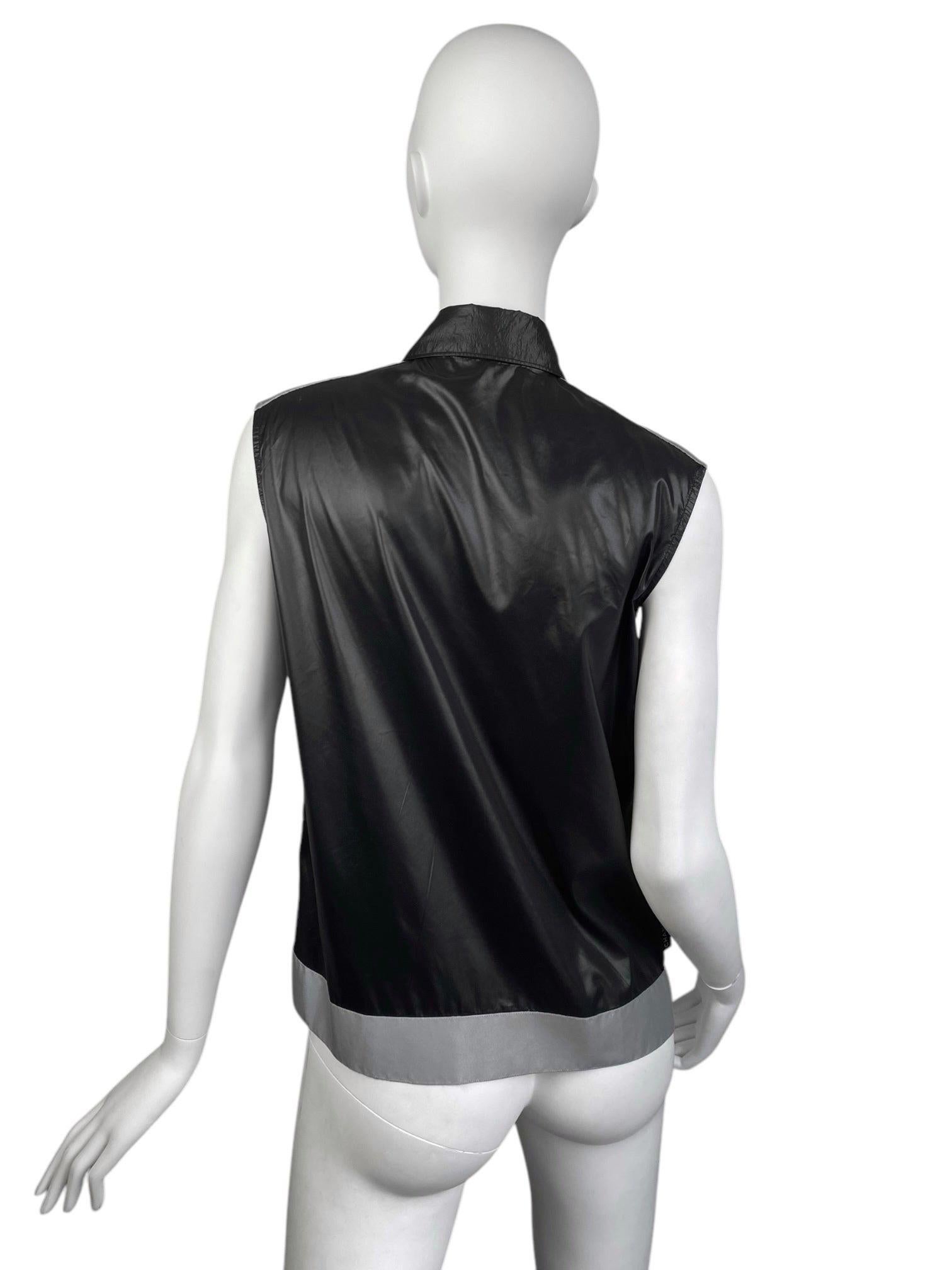 CHANEL SS1999 by Karl Lagerfeld GILET NERO IN NYLON RIFLETTENTE in vendita 5