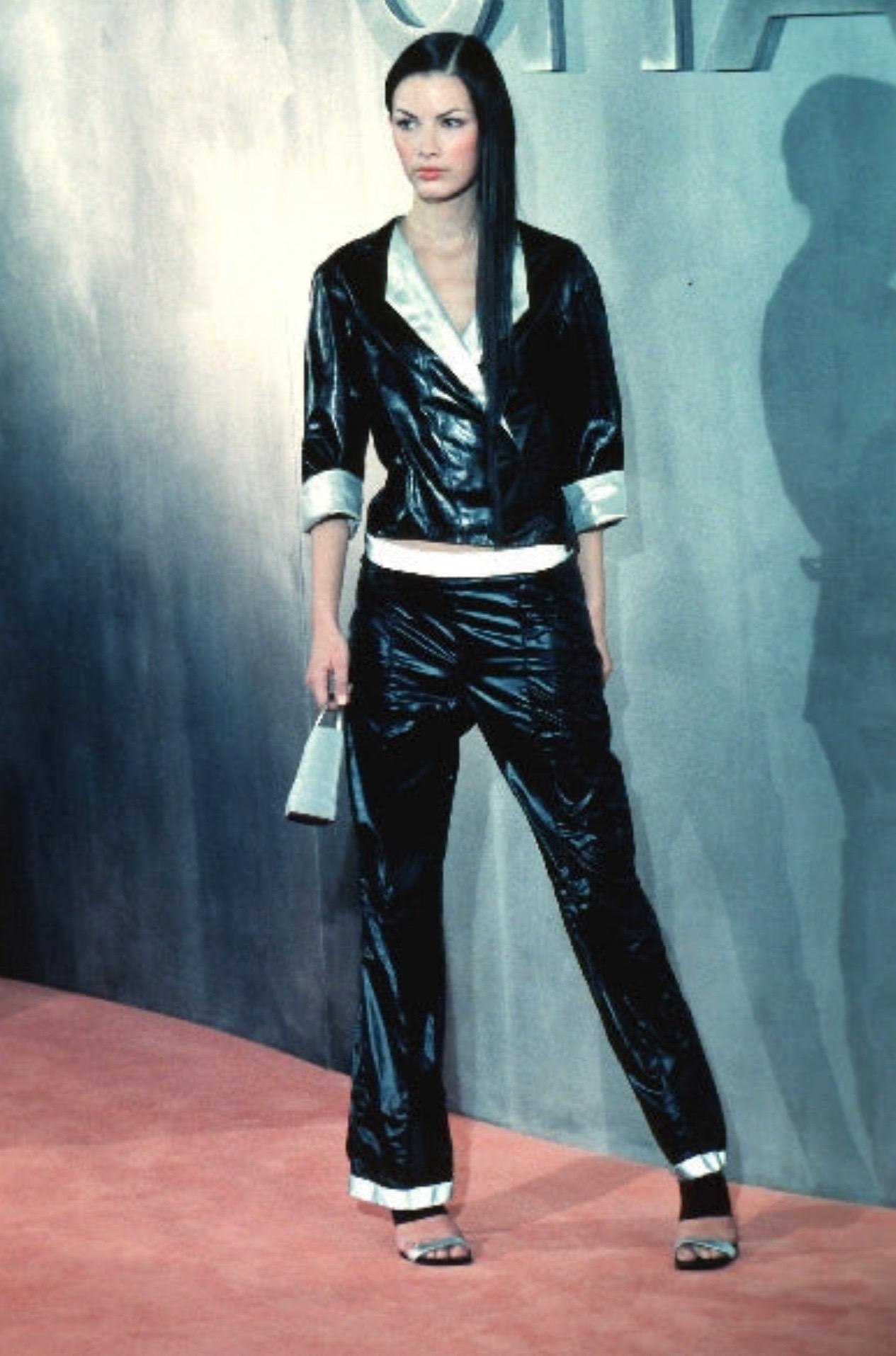 MARCA : CHANEL

STILISTA: KARL LAGERFELD

ANNO/DECENNIO: PRIMAVERA/ESTATE 1999

TAGLIA: DALLA S.I.M. ALLA M.

MADE IN : ITALY

COMPOSIZIONE: 100% NYLON

CONDIZIONI: MOLTO BUONE

NOTA: SONO DISPONIBILI PANTALONI E GONNE ABBINATI

Il manichino è una