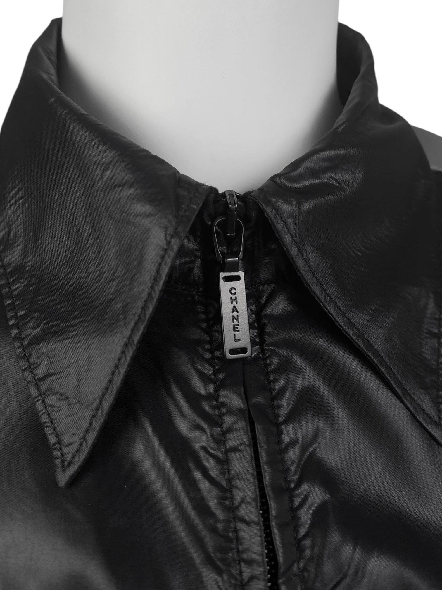 CHANEL SS1999 by Karl Lagerfeld GILET NERO IN NYLON RIFLETTENTE in vendita 1