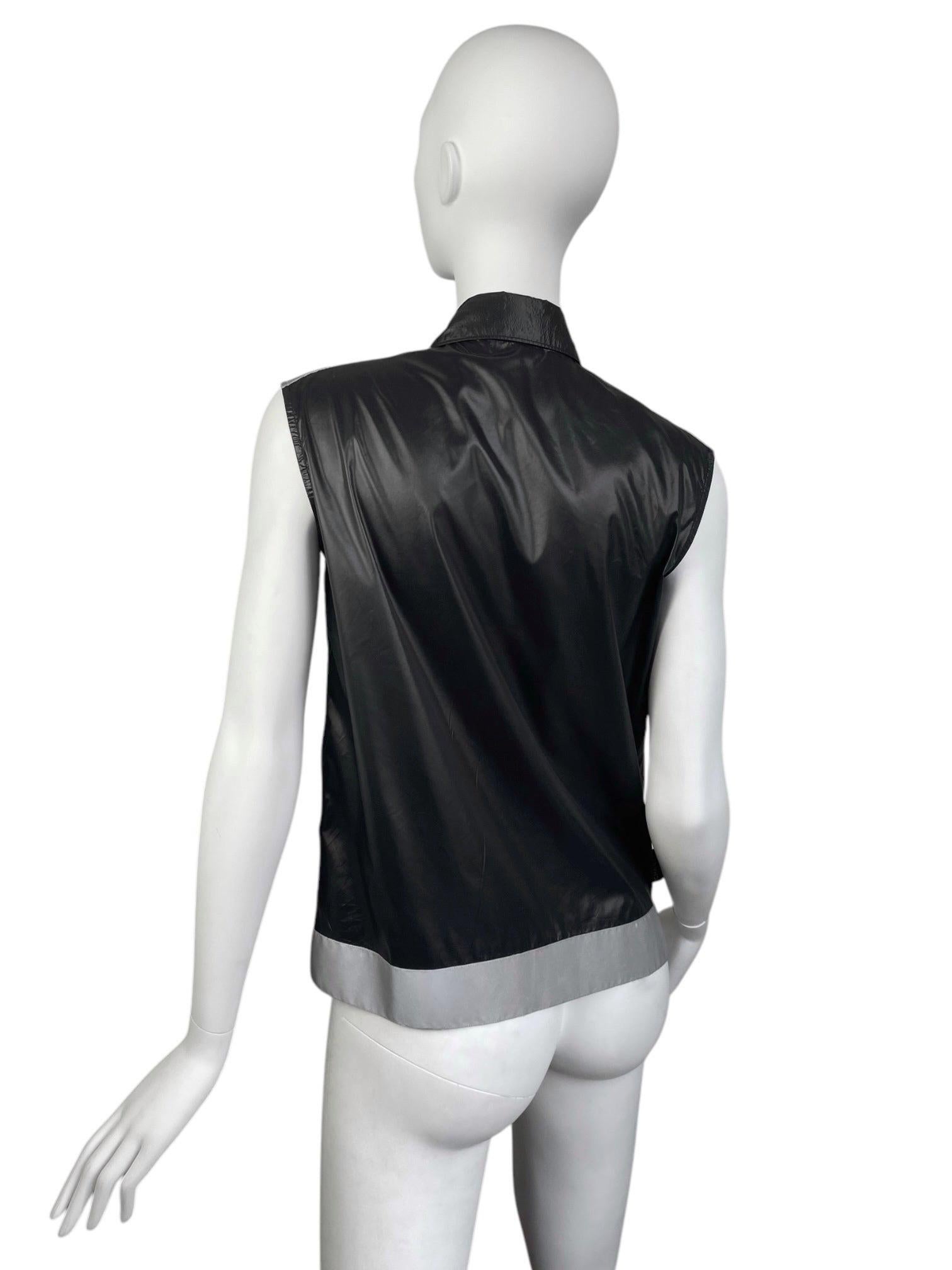 CHANEL SS1999 by Karl Lagerfeld GILET NERO IN NYLON RIFLETTENTE in vendita 4