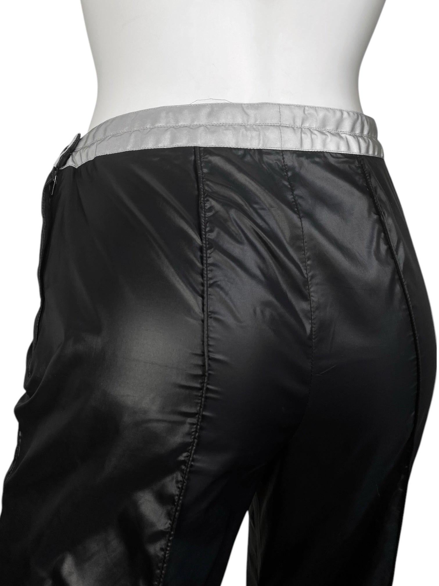 Chanel SS1999 by Karl Lagerfeld for Chanel pantaloni larghi in nylon riflettente nero in vendita 6