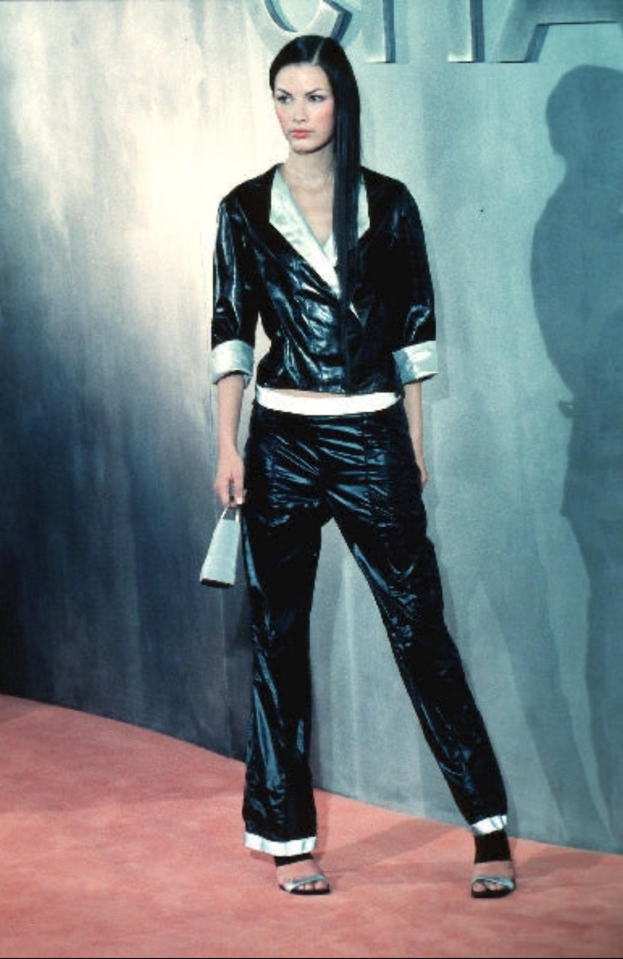 MARCA : CHANEL

STILISTA: KARL LAGERFELD

ANNO/DECENNIO: PRIMAVERA/ESTATE 1999

TAGLIA: VESTIBILITÀ S

MADE IN : ITALY

COMPOSIZIONE: 100% NYLON

CONDIZIONI: MOLTO BUONE

NOTA: SONO DISPONIBILI TOP E GONNA COORDINATI

Il manichino è una taglia S.