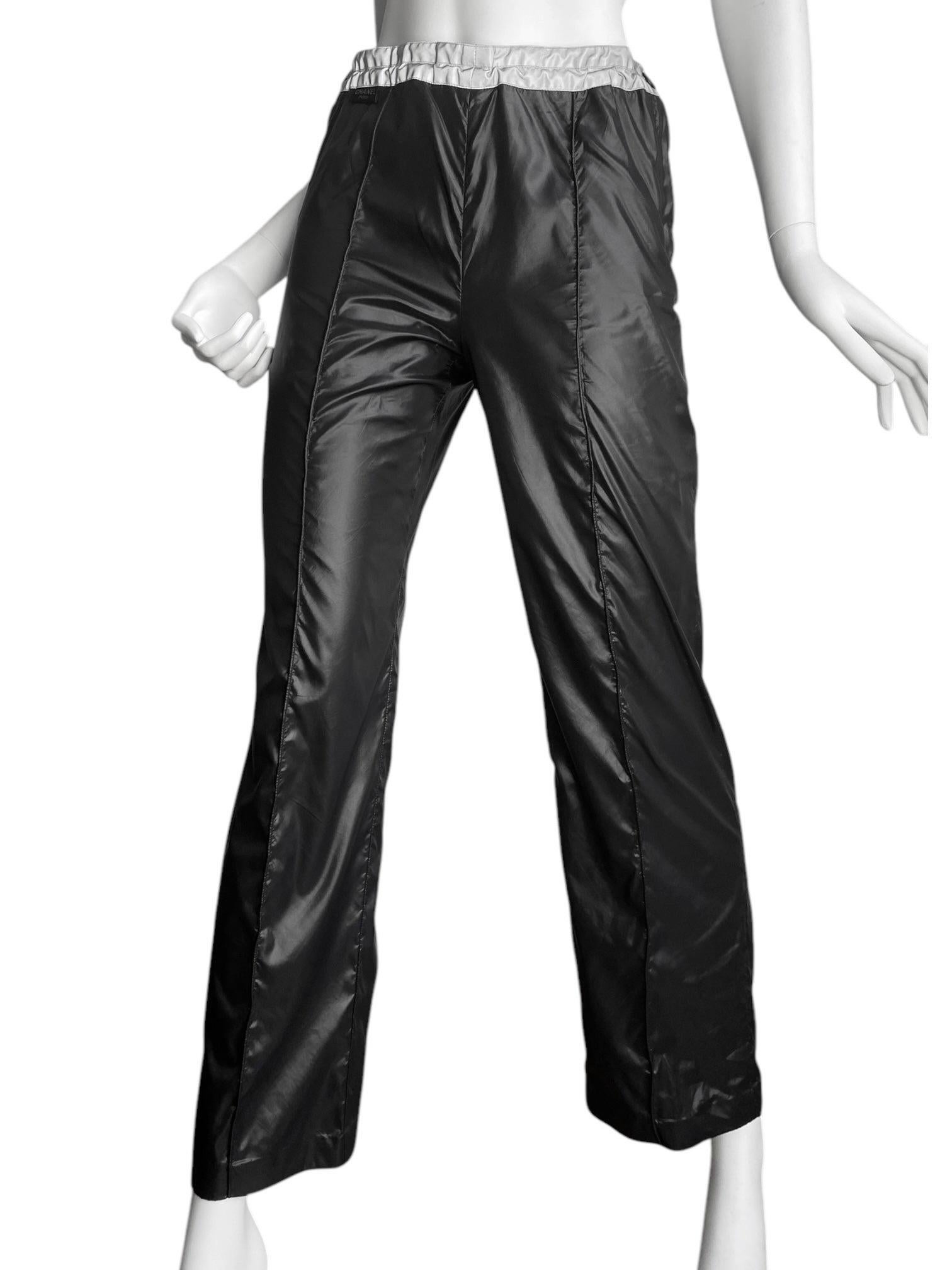 Donna Chanel SS1999 by Karl Lagerfeld for Chanel pantaloni larghi in nylon riflettente nero in vendita