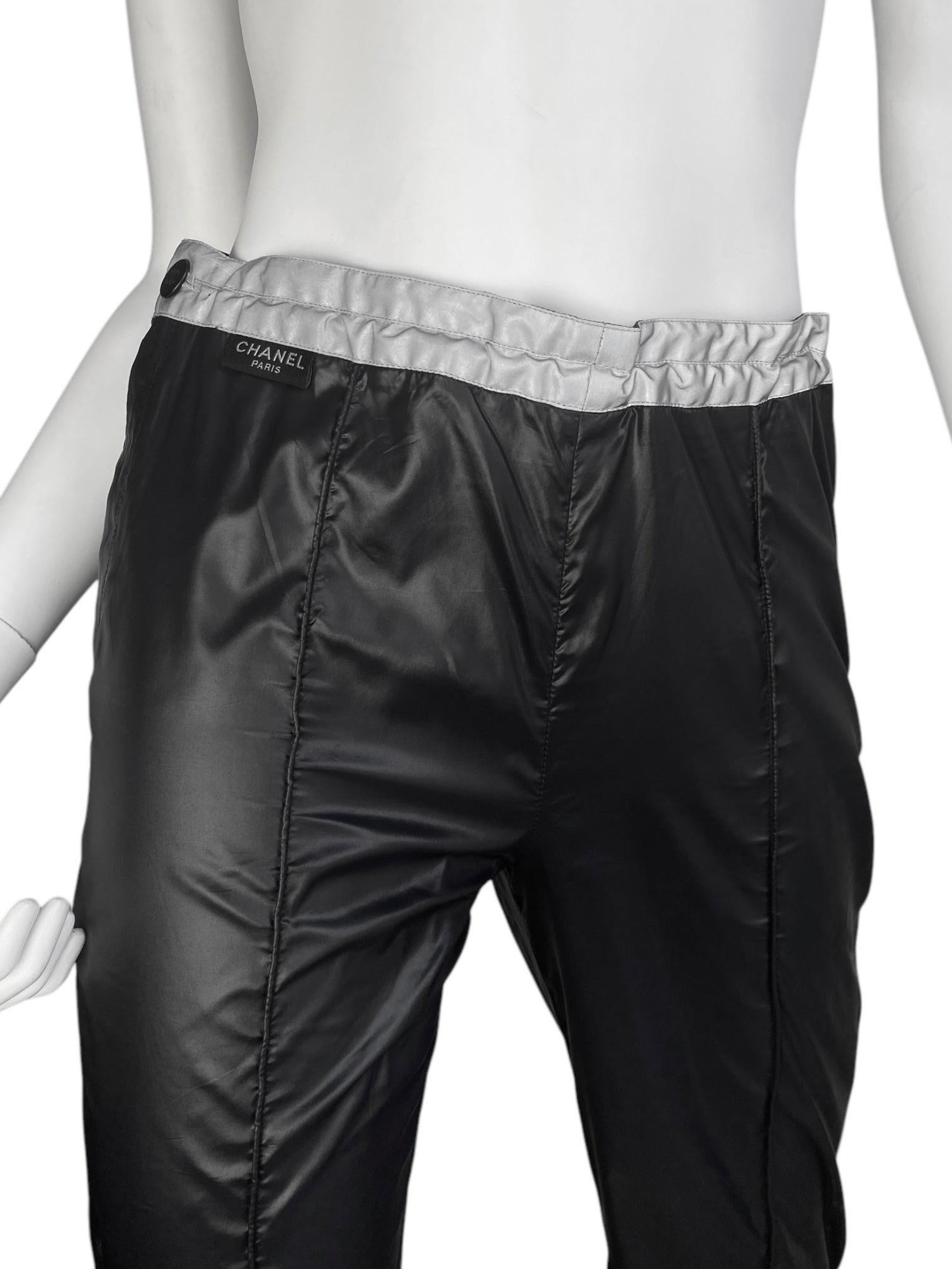 Chanel SS1999 by Karl Lagerfeld for Chanel pantaloni larghi in nylon riflettente nero in vendita 1