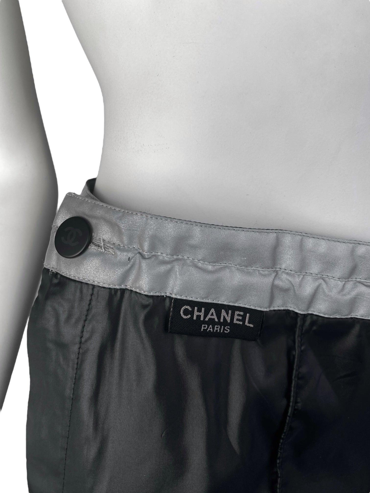Chanel SS1999 by Karl Lagerfeld for Chanel pantaloni larghi in nylon riflettente nero in vendita 2