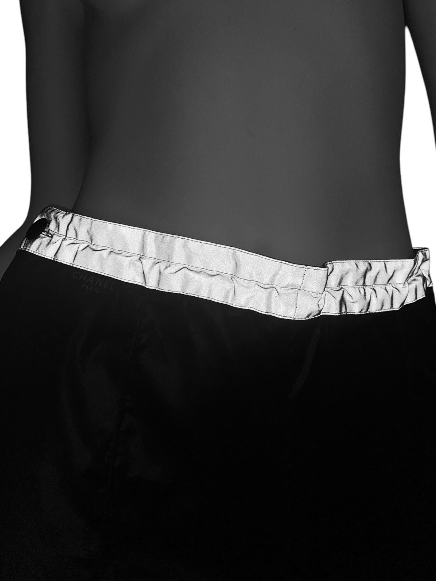Chanel SS1999 by Karl Lagerfeld for Chanel pantaloni larghi in nylon riflettente nero in vendita 3
