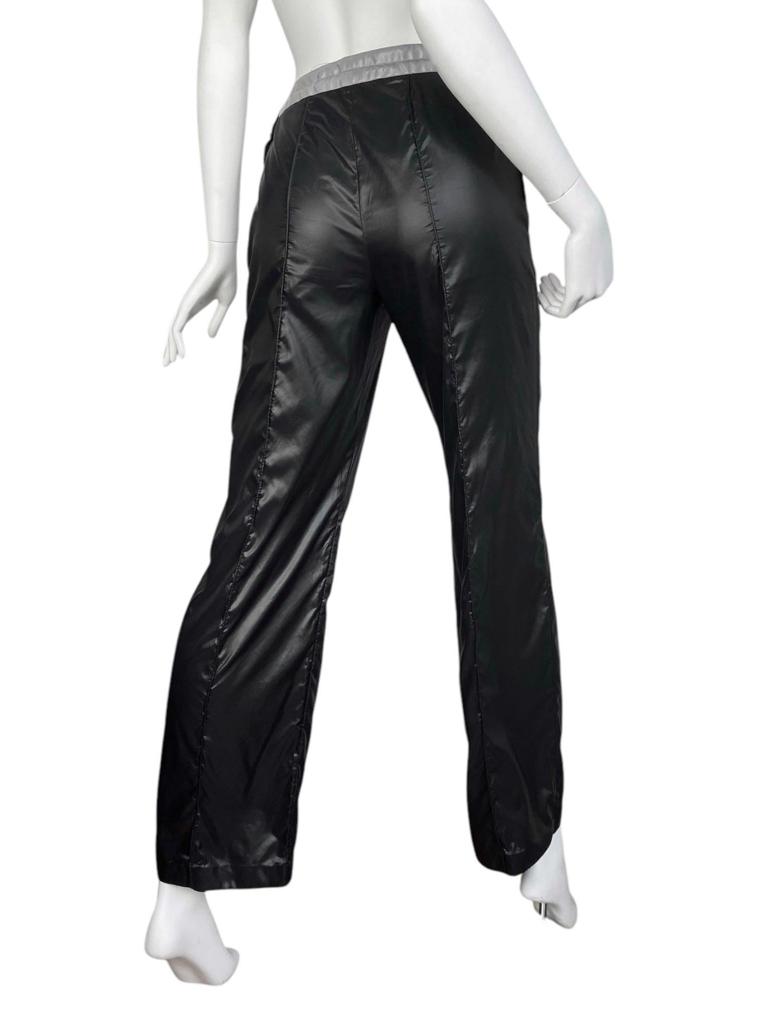 Chanel SS1999 by Karl Lagerfeld for Chanel pantaloni larghi in nylon riflettente nero in vendita 4