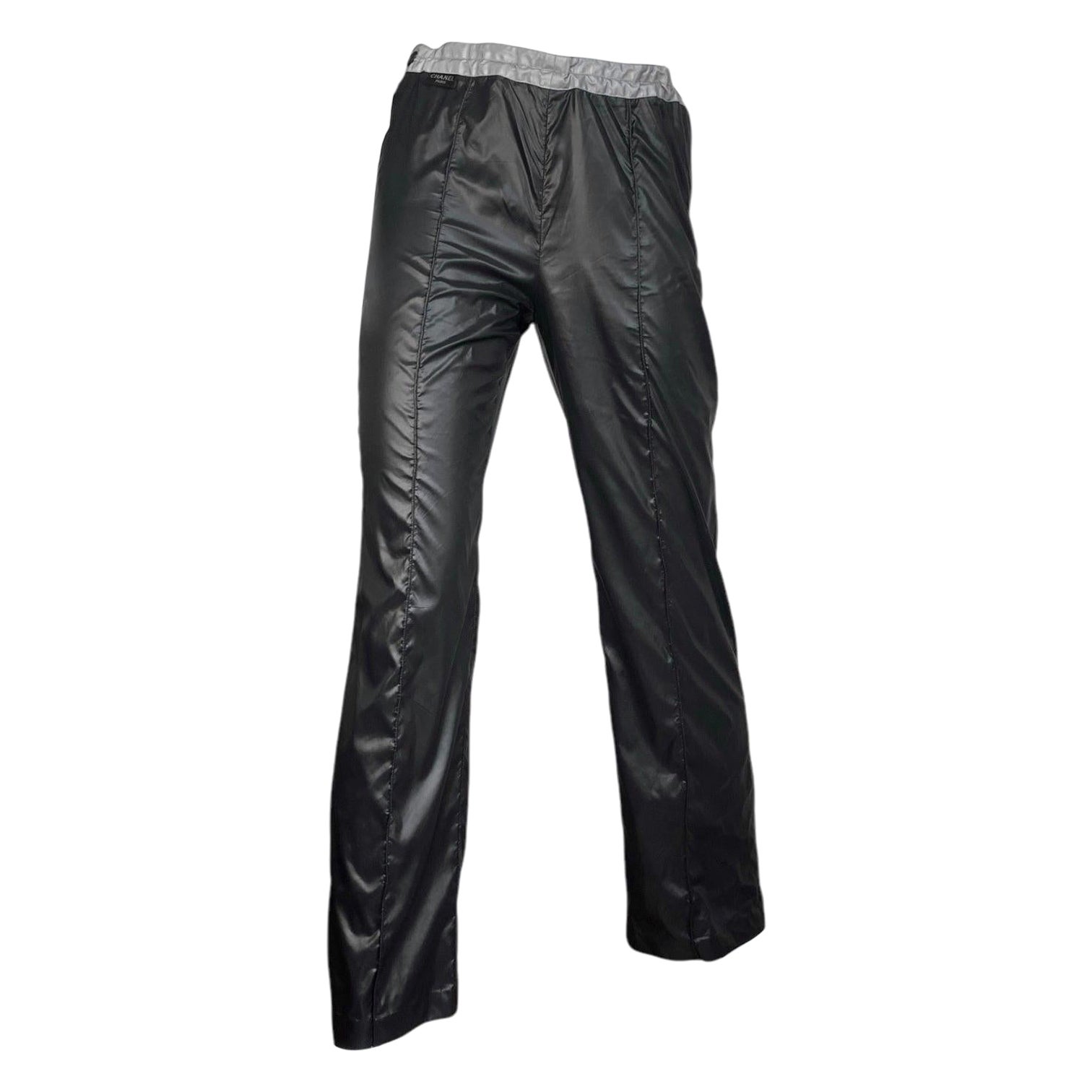 CHANEL SS1999 by KARL LAGERFELD PANTALÓN NEGRO REFLECTANTE DE NYLON CON CINTURÓN AMPLIO en venta