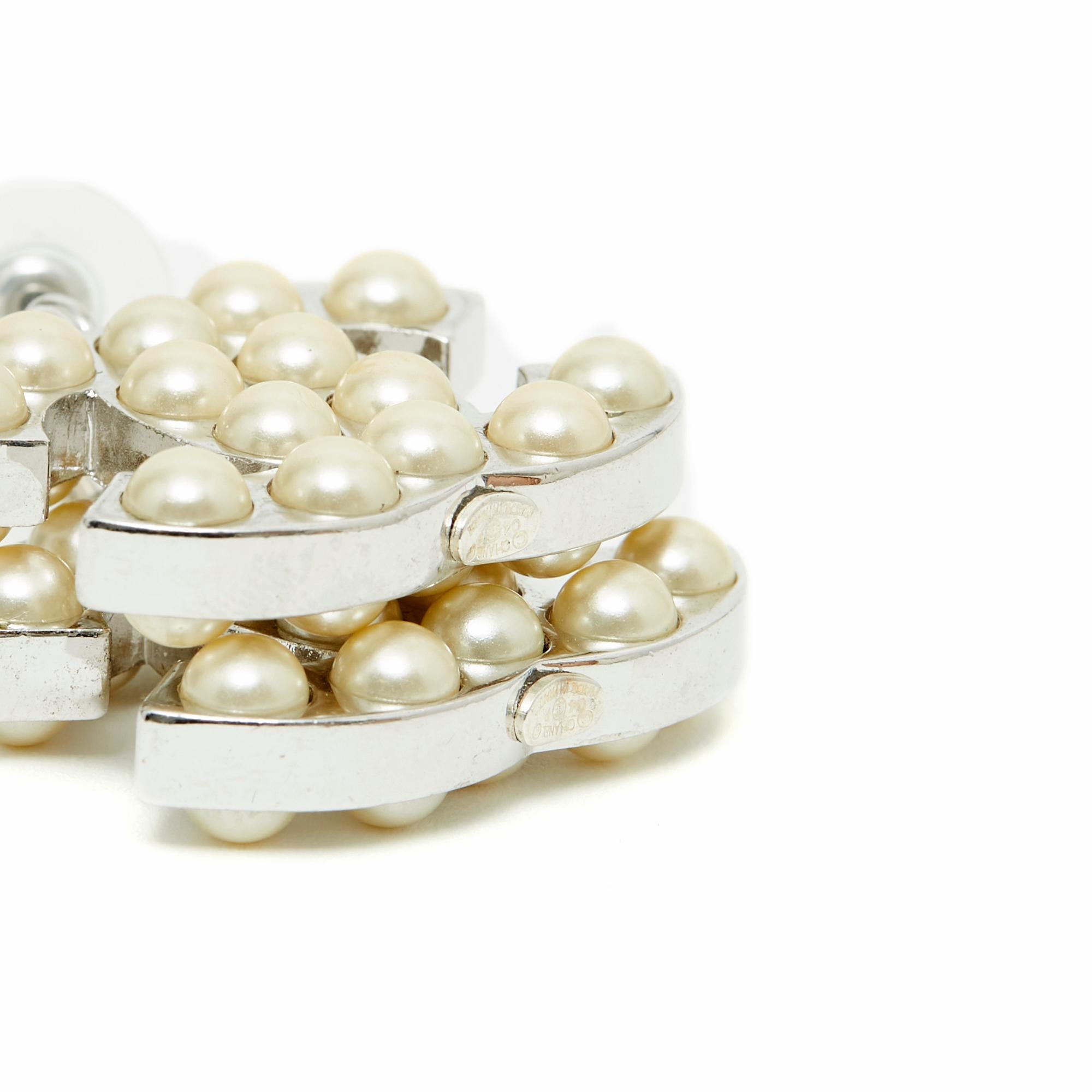 Orecchini Chanel SS2004 Boucles Creoles CC Maxi Perle CC a cerchio In condizioni ottime in vendita a PARIS, FR