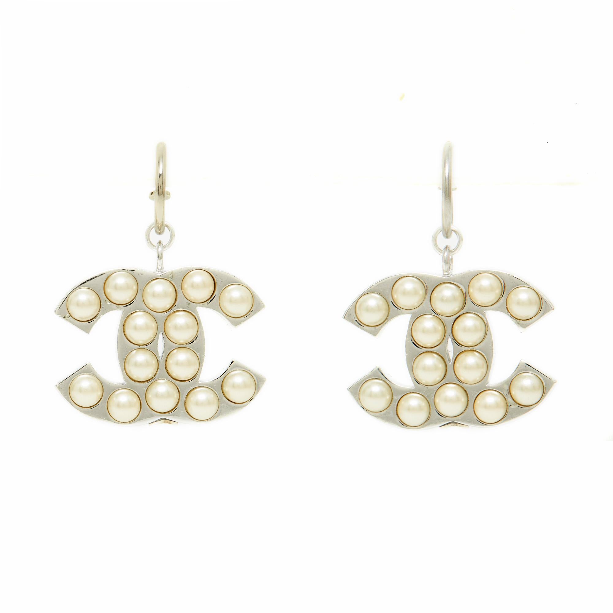 Donna Orecchini Chanel SS2004 Boucles Creoles CC Maxi Perle CC a cerchio in vendita