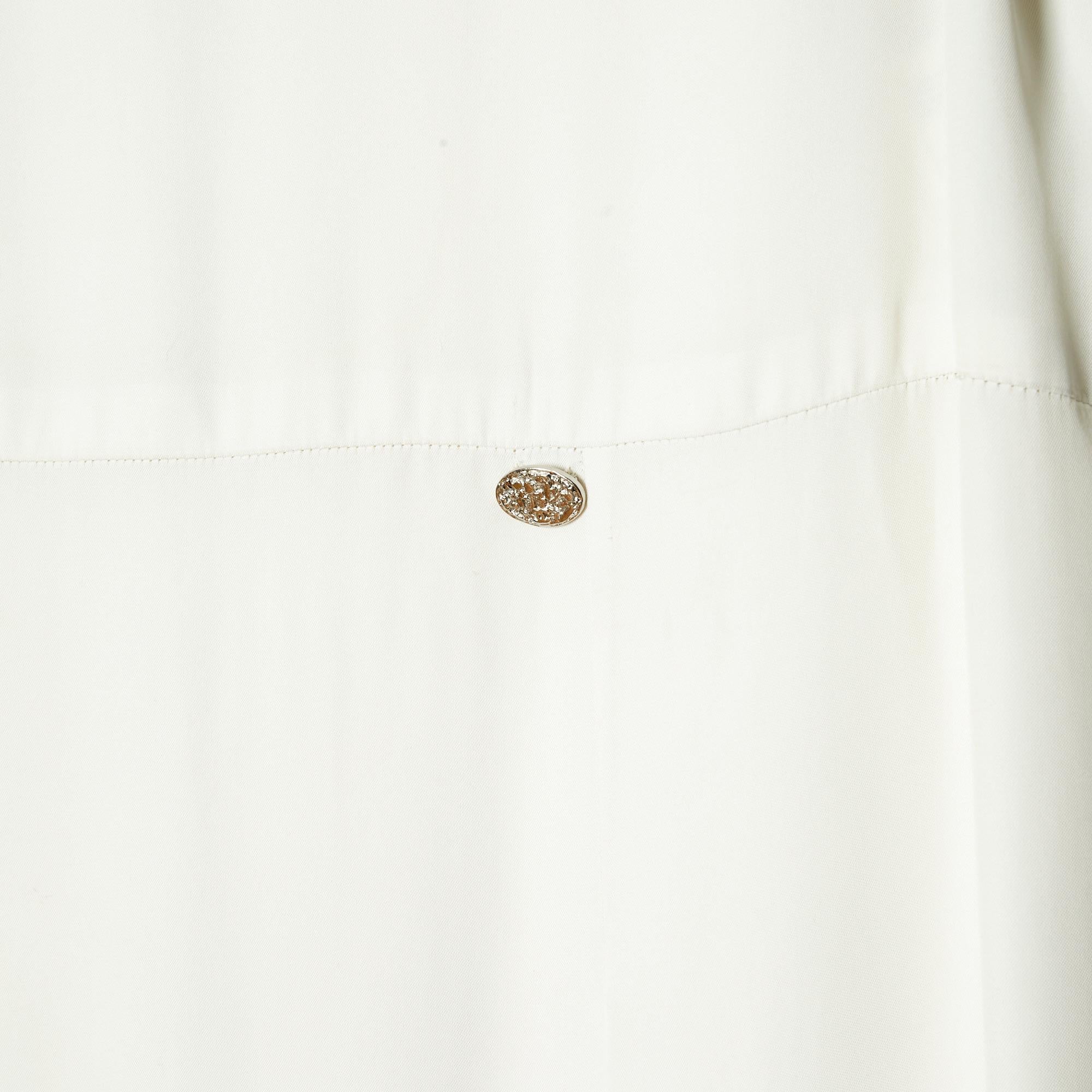 Robe Chanel collection SS2011 en crêpe viscose blanc clair (à peine écru), col rond, manches courtes, mi-longueur, non doublée, fermeture au dos par un zip et un crochet, présentée lors du défilé et probablement vendue à l'origine avec la robe -