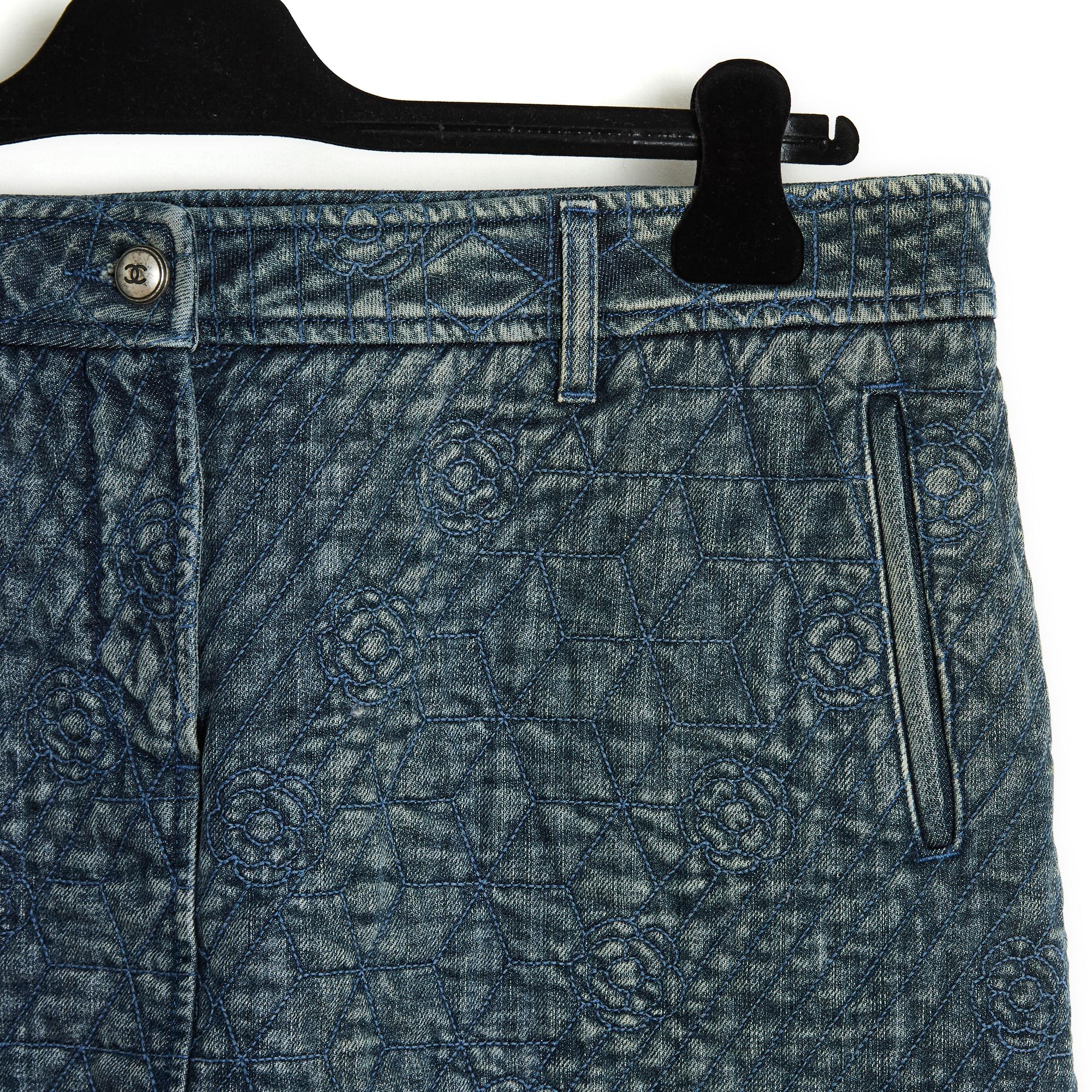 Chanel skirt Spring Summer 2012 collection by Karl Lagerfeld in washed denim and quilted with a geometric pattern dotted with camellias, belt with loops, 2 slit pockets on the sides, 2 slit pockets on the back, fastening with a zip and a CC logo
