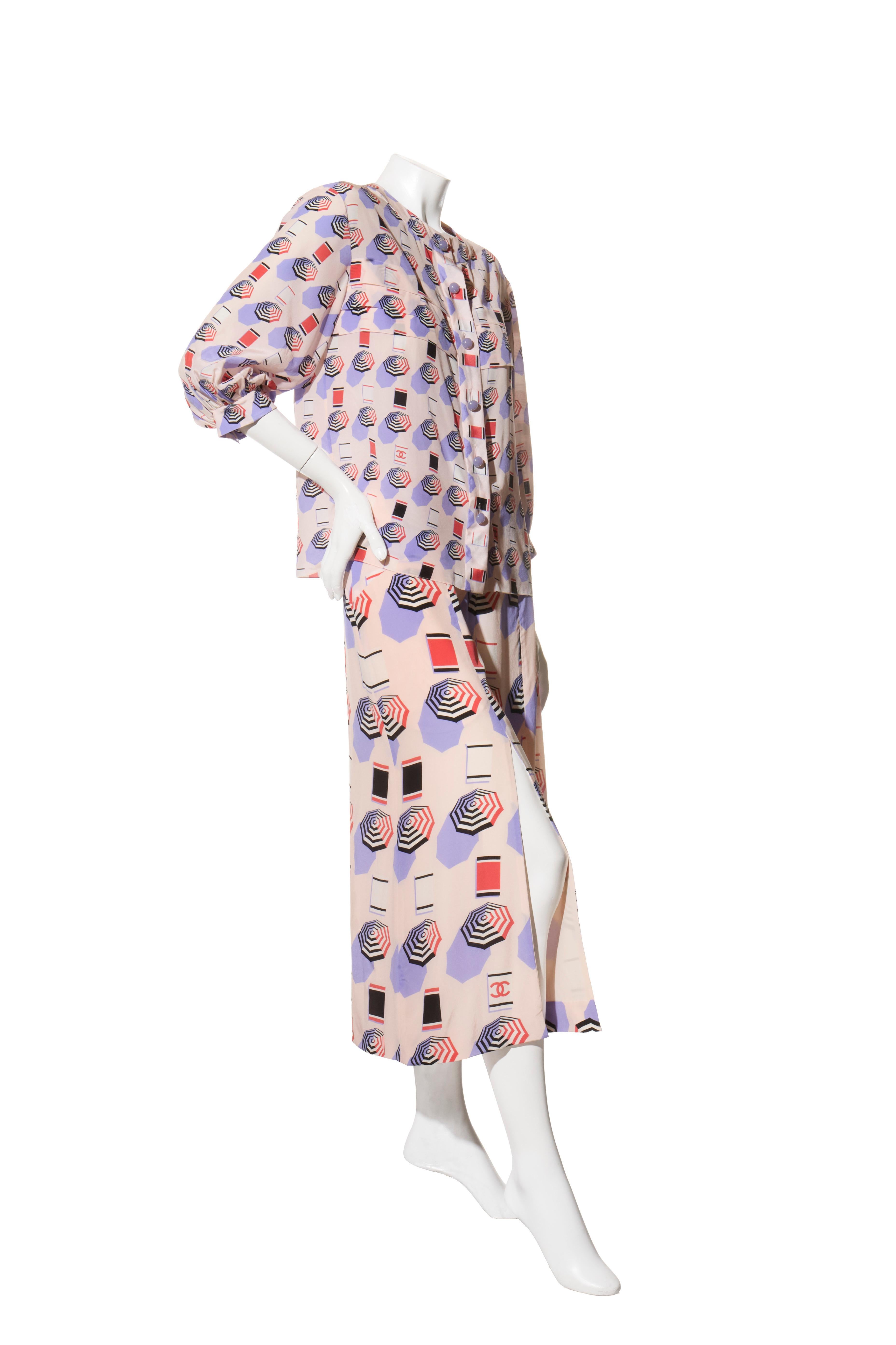 Chanel SS2019 Silk Lipstick Print Blouse & Pants Set FR 38 Collector’s Piece In Excellent Condition For Sale In Woodland Hills, CA