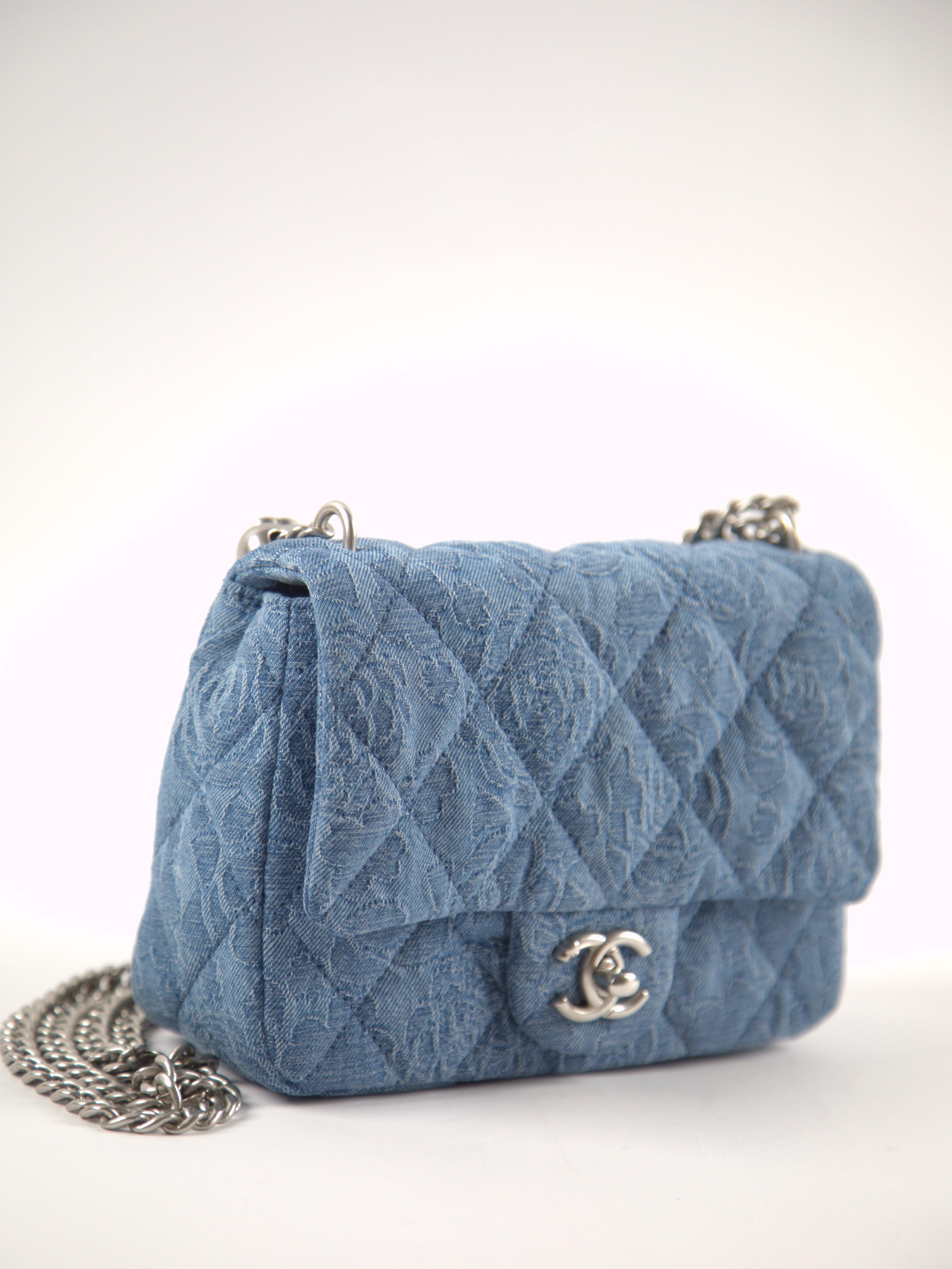 Chanel Frühjahr/Sommer 2023 Camellia Mini Square Flap Bag in Blau

Denim mit silberfarbener Hardware 

Begleitet von: Chanel-Schachtel, Staubbeutel, Mikrochip zur Authentifizierung, Pflegekarte und Schleife

Abmessungen: 14 × 20 × 8 cm 

Referenz 