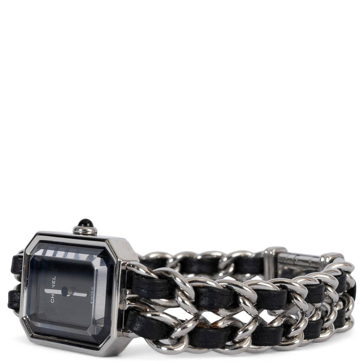 100% echte Chanel Première Uhr aus Stahl mit schwarzem Lederband Icon Chain und schwarzem Lackzifferblatt. Stahlkrone mit Onyx-Cabochon und Schließe mit Deckel. Wurde getragen und ist in ausgezeichnetem Zustand. Wird mit Etui geliefert.