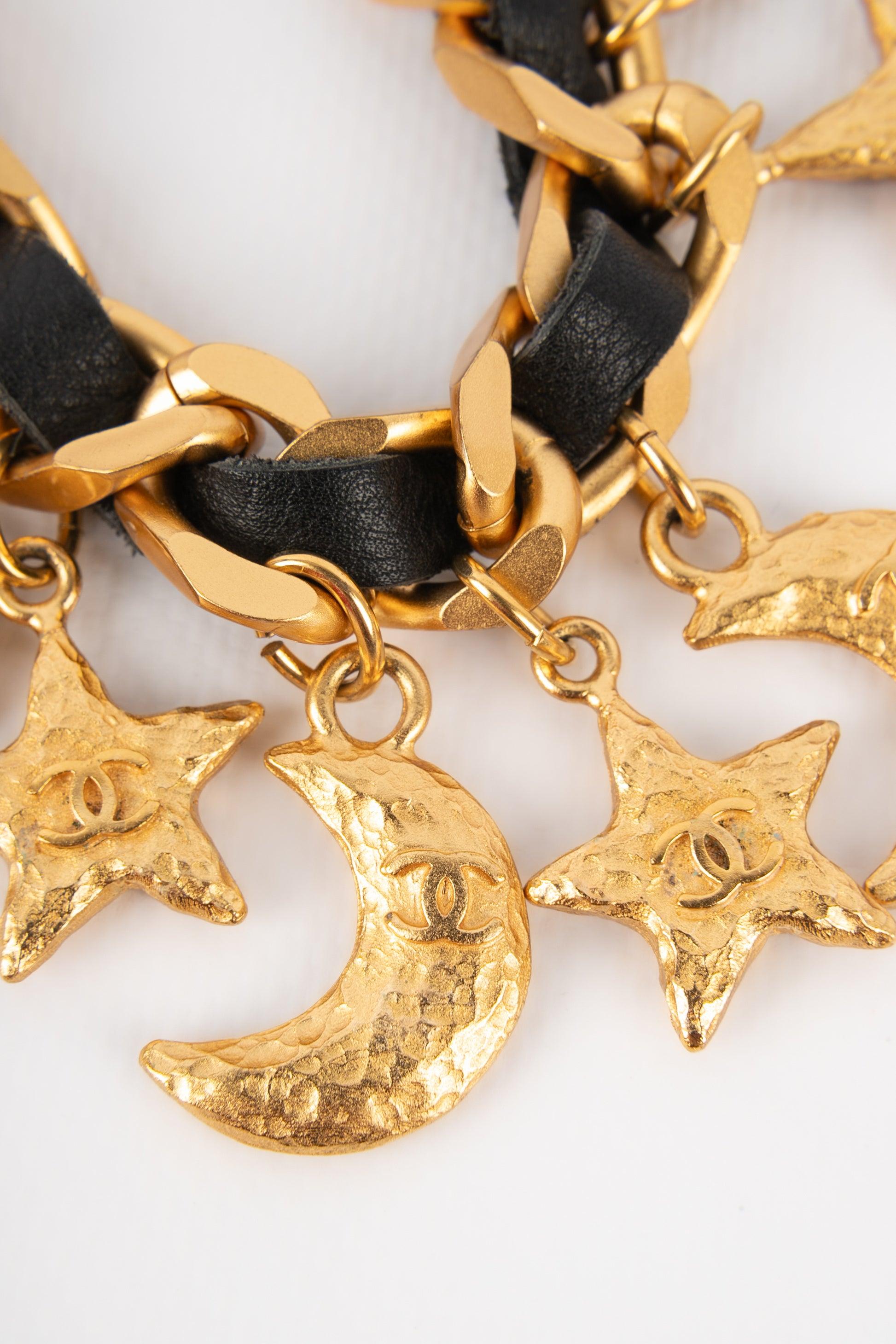 Chanel - Bracelet étoile en cuir noir avec charms Excellent état - En vente à SAINT-OUEN-SUR-SEINE, FR