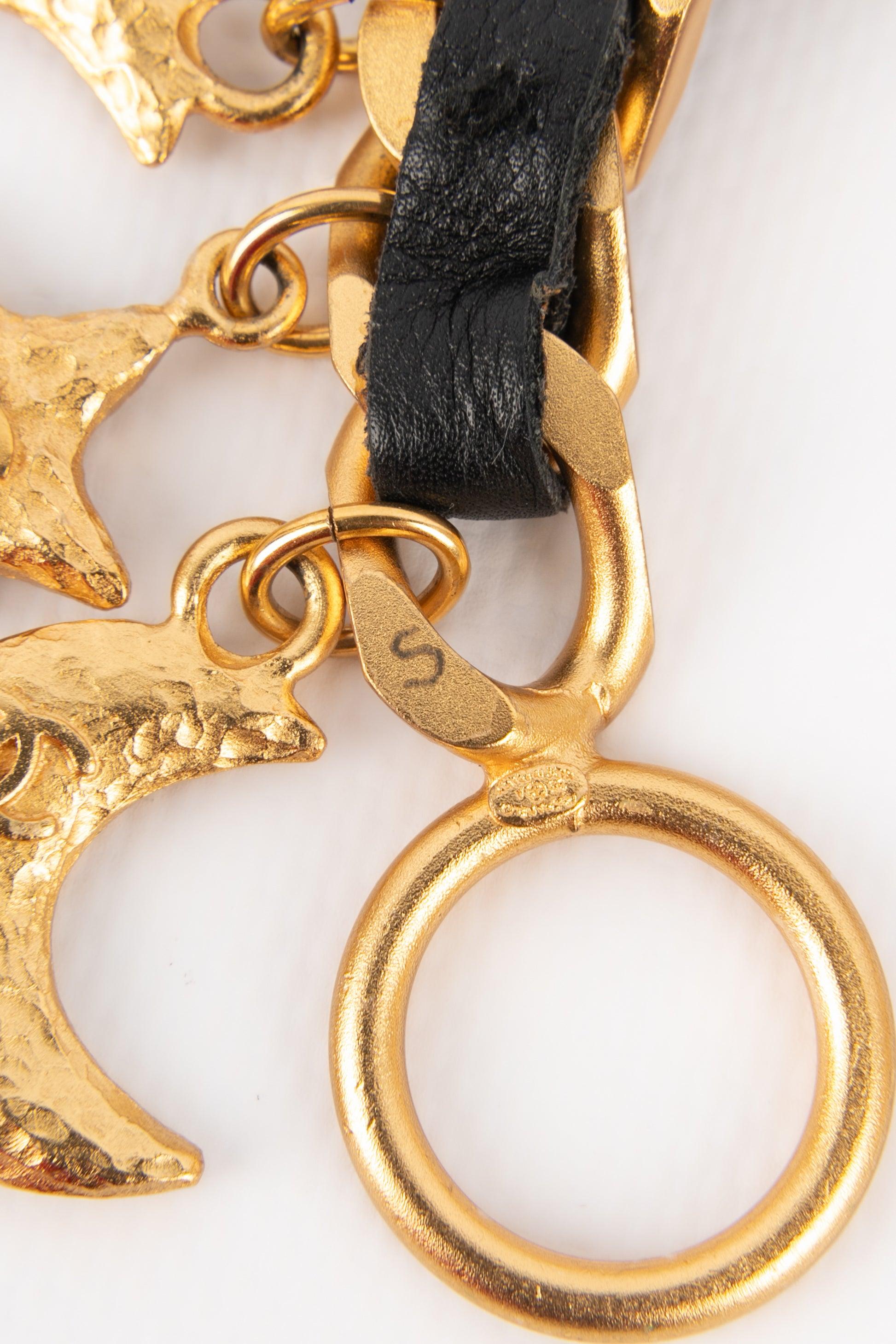 Chanel Star-Armband mit schwarzem Leder und Charms Damen im Angebot
