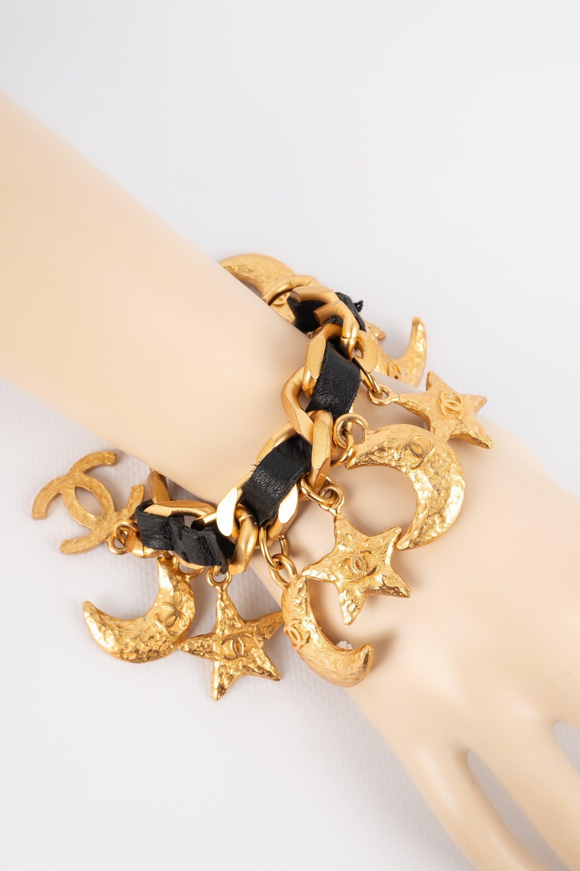 Chanel - Bracelet étoile en cuir noir avec charms en vente 3