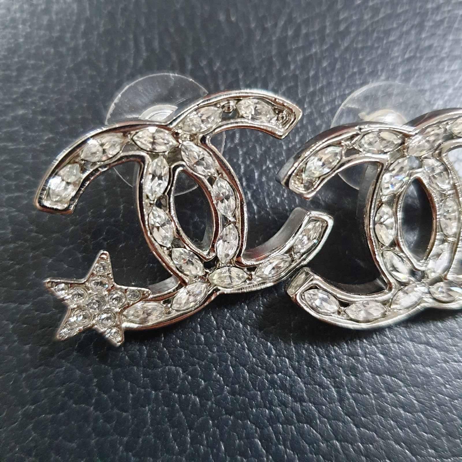 Iconic runway style from 20P collection
- CC logo made up with marquise shape crystals, silver-tone metal
- Star design on opposite ends
- Studs for pierced ears 
- Made in France

CC logo: w 2.8 cm x h 2 cm

Very good condition.
No original